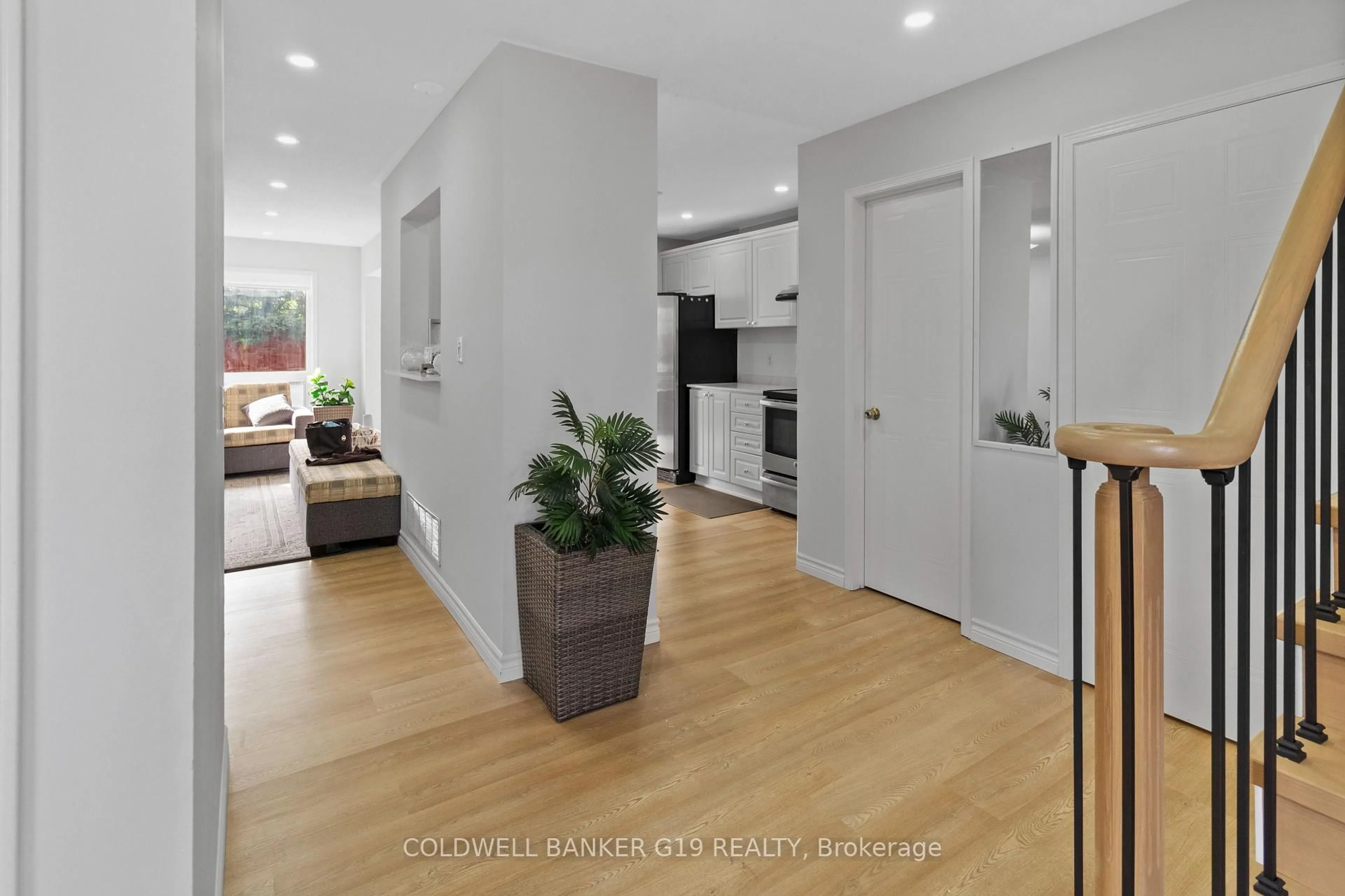 Indoor entryway for 61 Homewood St, Brampton Ontario L6R 1T3