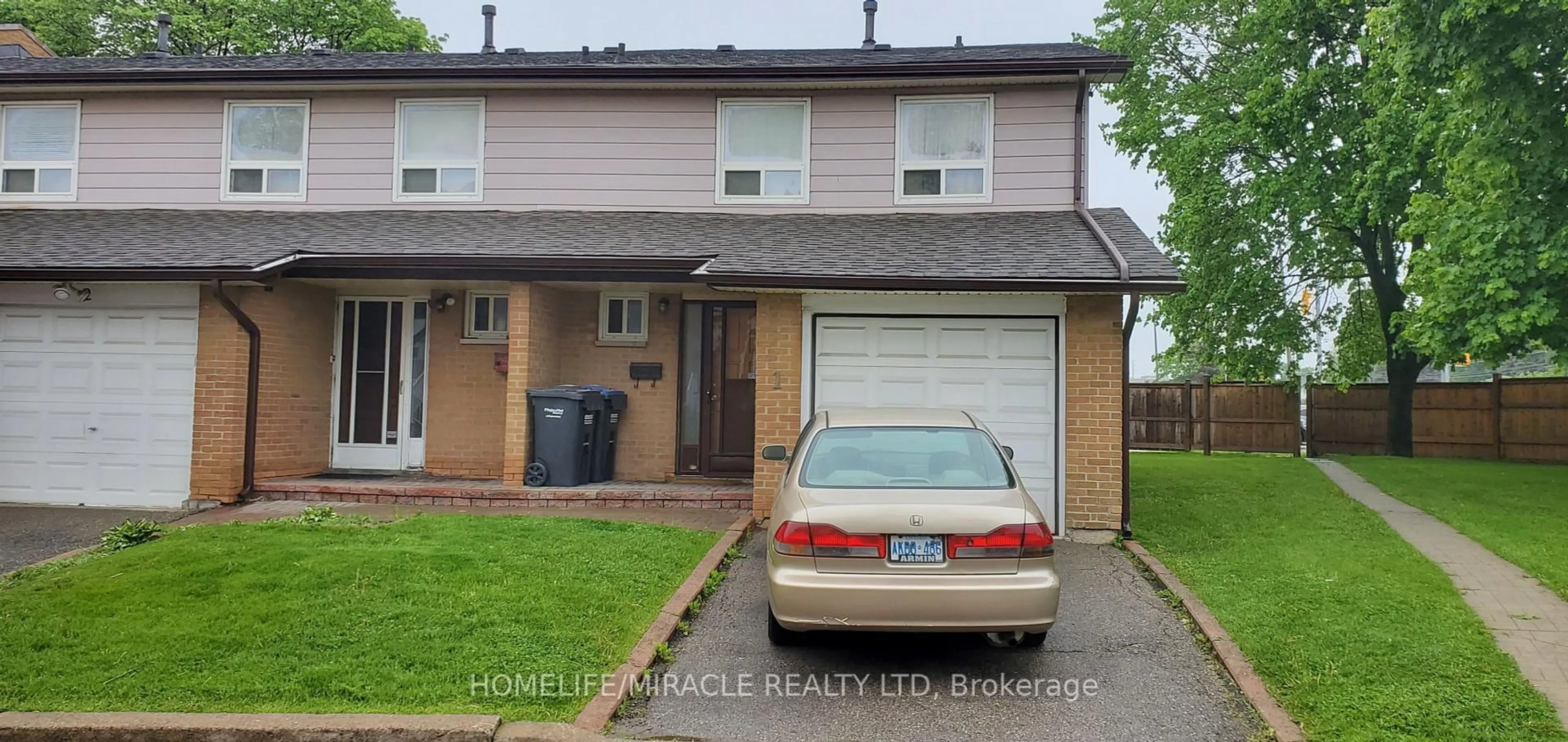Home with vinyl exterior material, street for 3525 Brandon Gate #1, Mississauga Ontario L4T 3M3