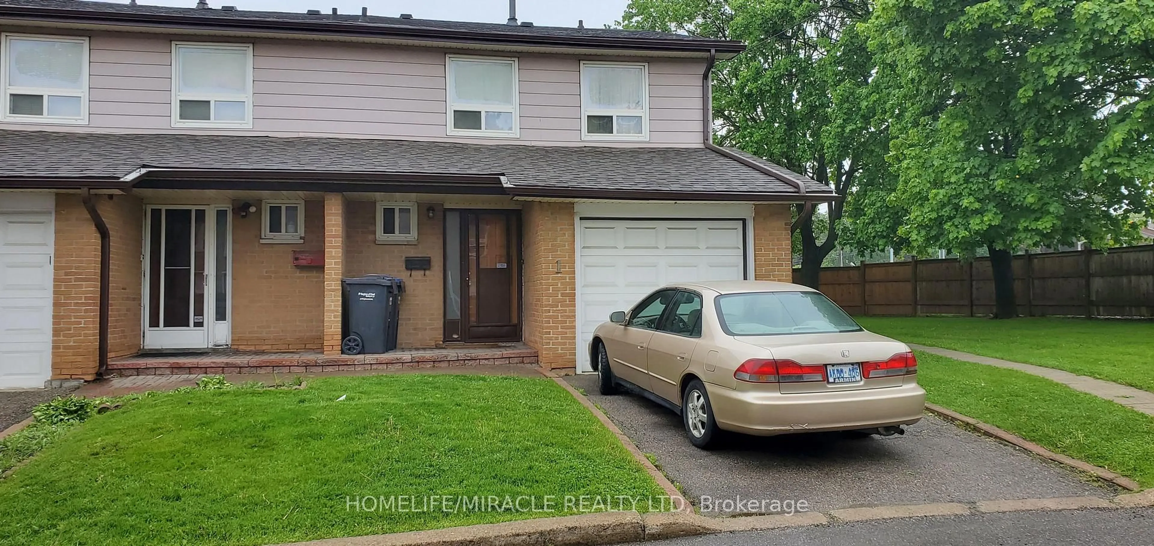 Home with vinyl exterior material, street for 3525 Brandon Gate #1, Mississauga Ontario L4T 3M3