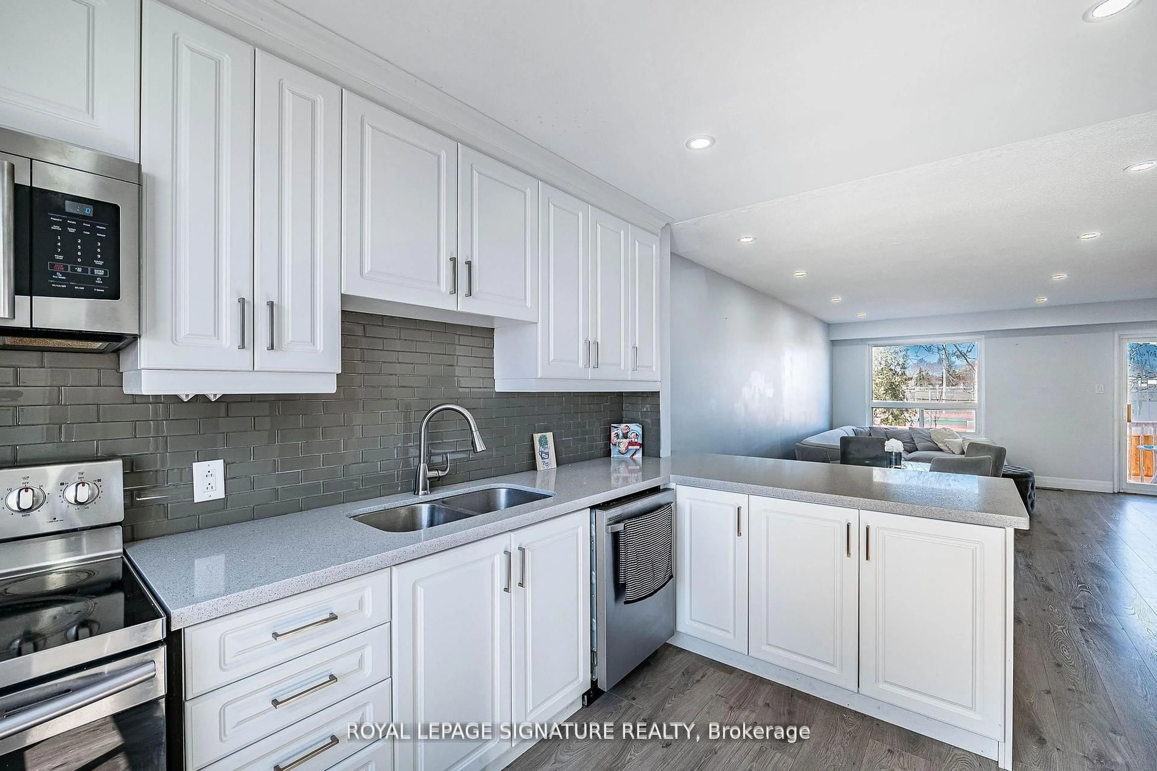 Open concept kitchen, ceramic/tile floor for 2445 Homelands Ave #47, Mississauga Ontario L5K 2C6