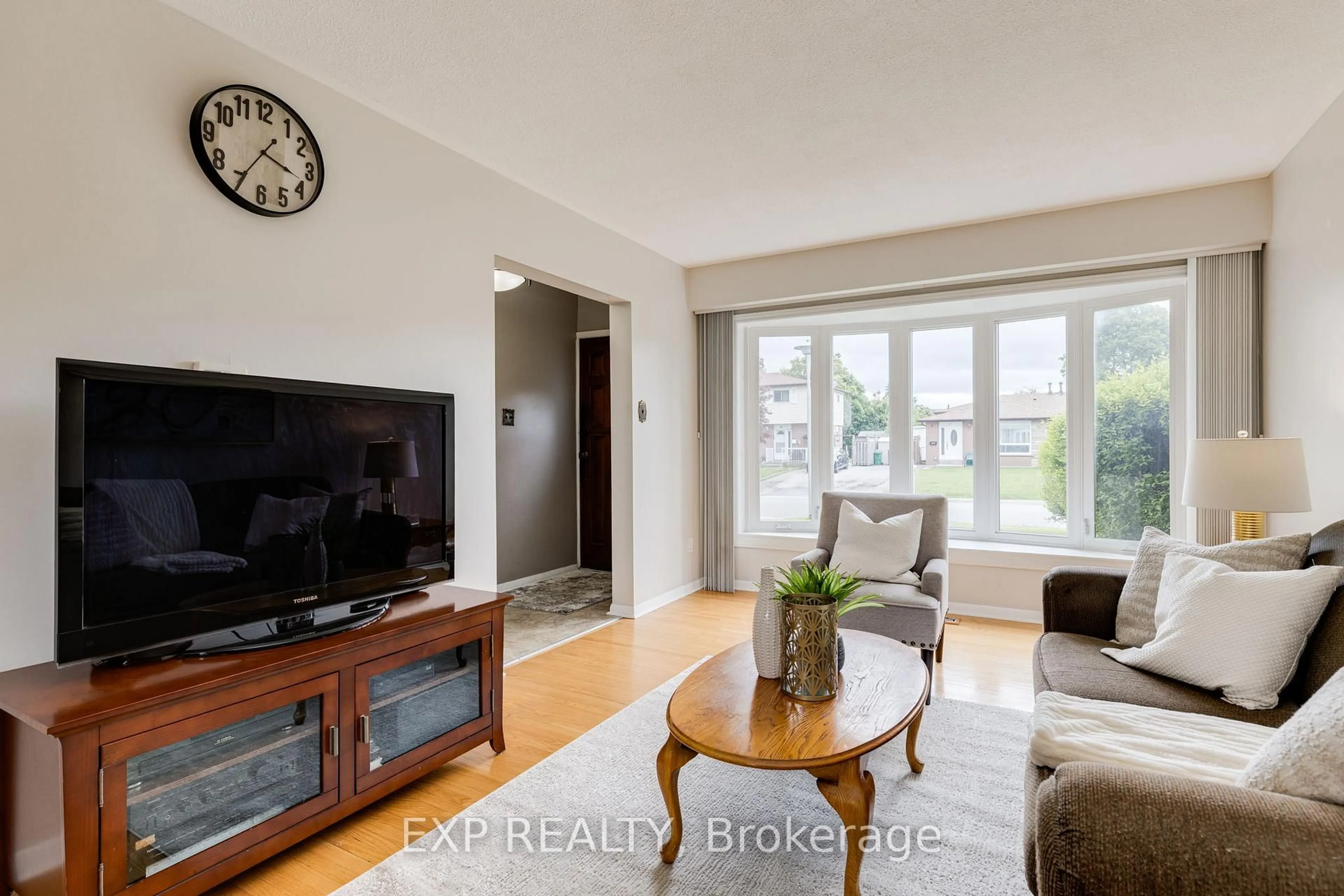 Living room with furniture, wood/laminate floor for 10 Flamingo Cres, Brampton Ontario L6T 2G5