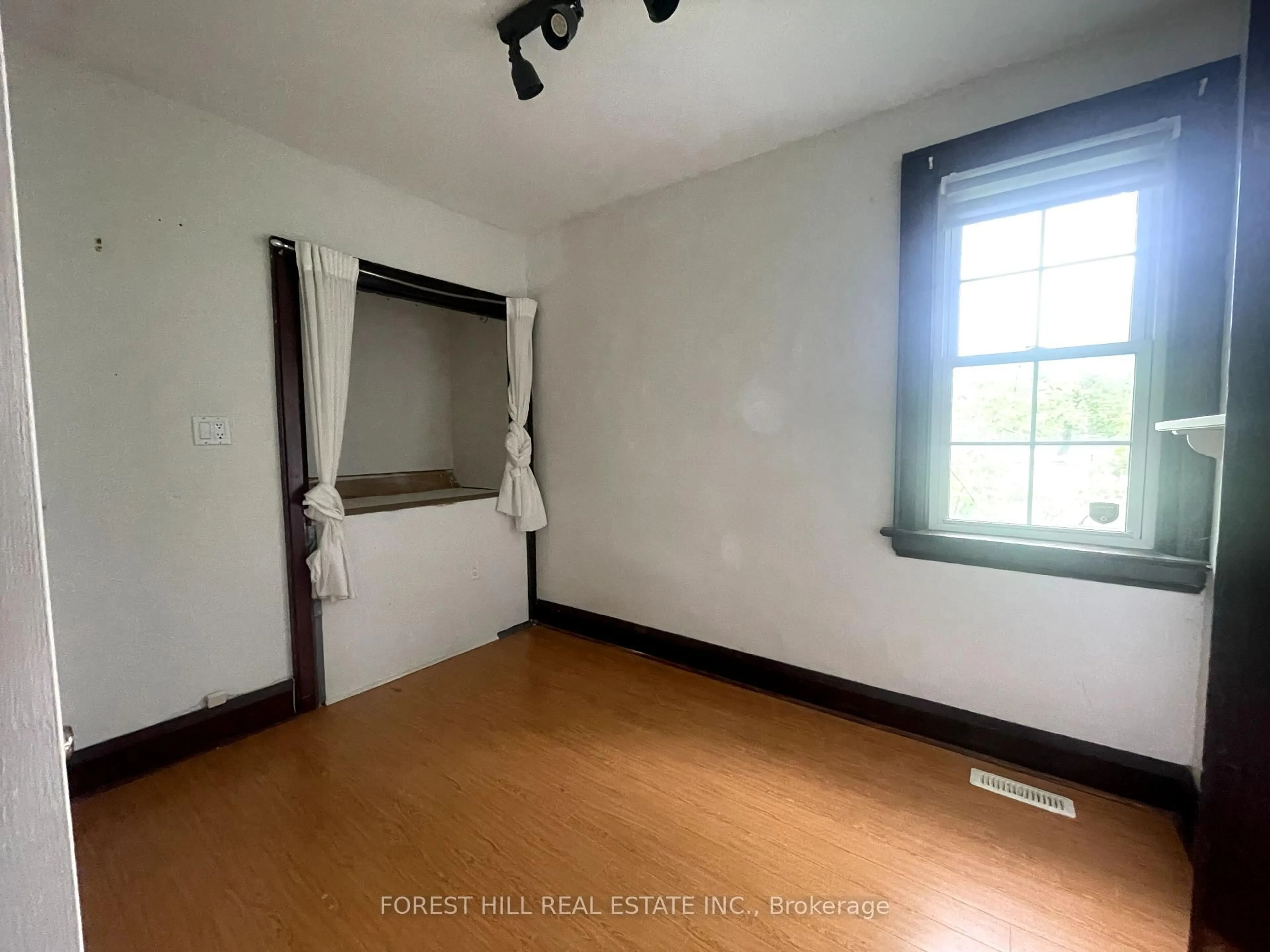 A pic of a room for 92 Twenty Sixth St, Toronto Ontario M8V 3S1