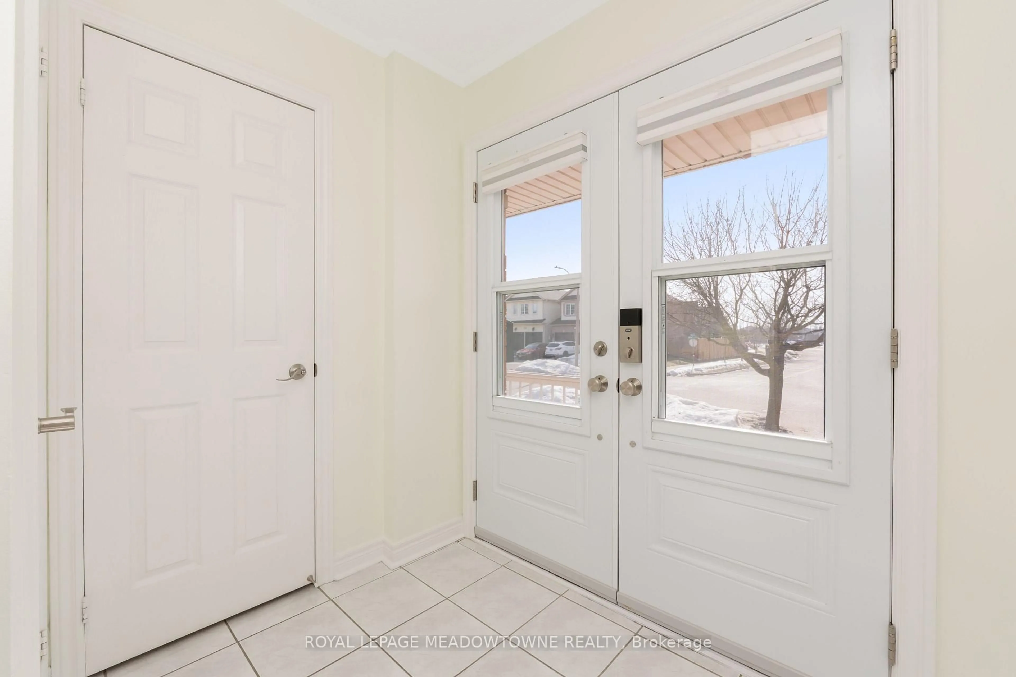 Indoor entryway for 110 Mowat Cres, Halton Hills Ontario L7G 6C8