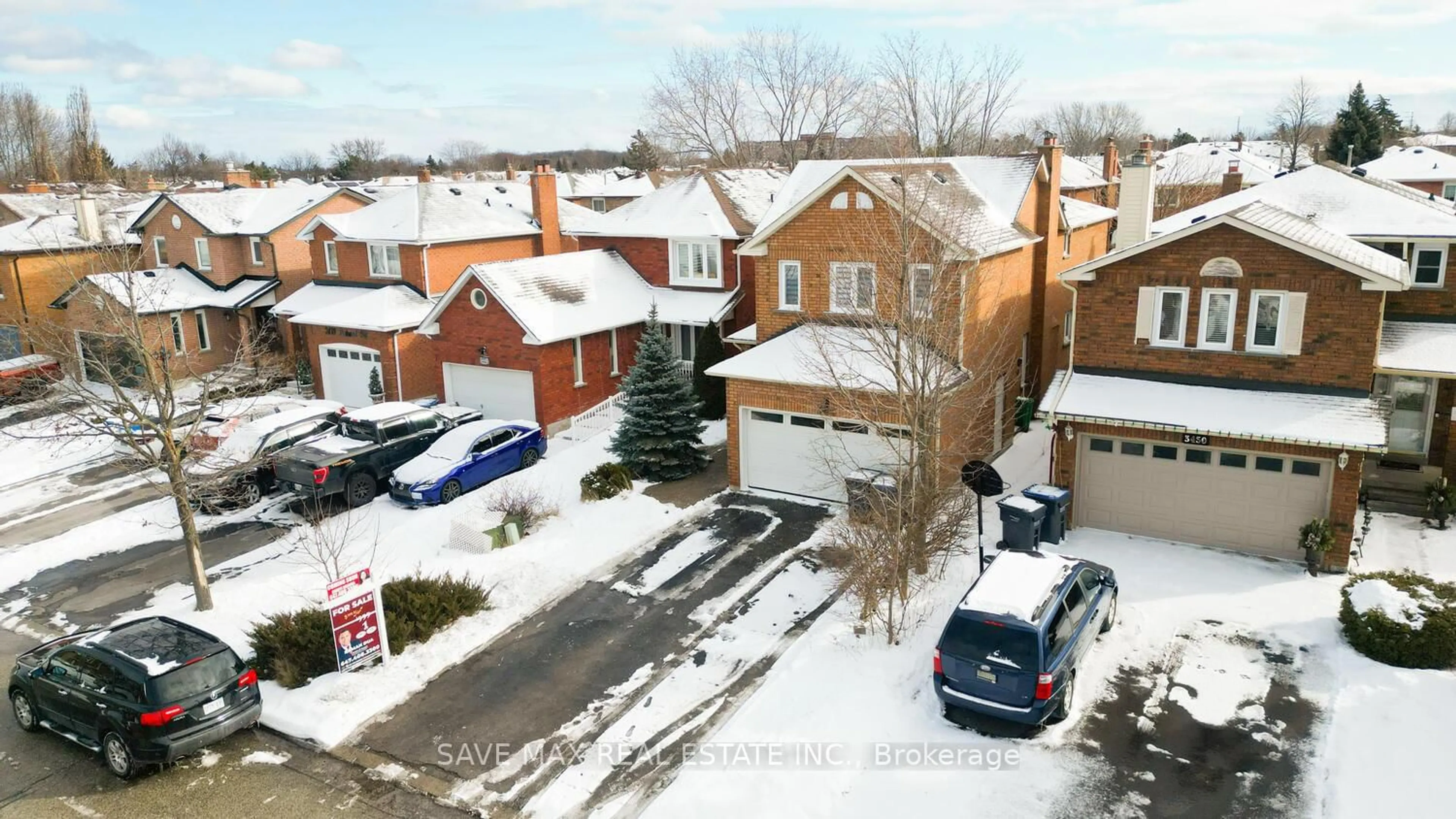 A pic from outside/outdoor area/front of a property/back of a property/a pic from drone, street for 3446 Bertrand Rd, Mississauga Ontario L5L 4G4