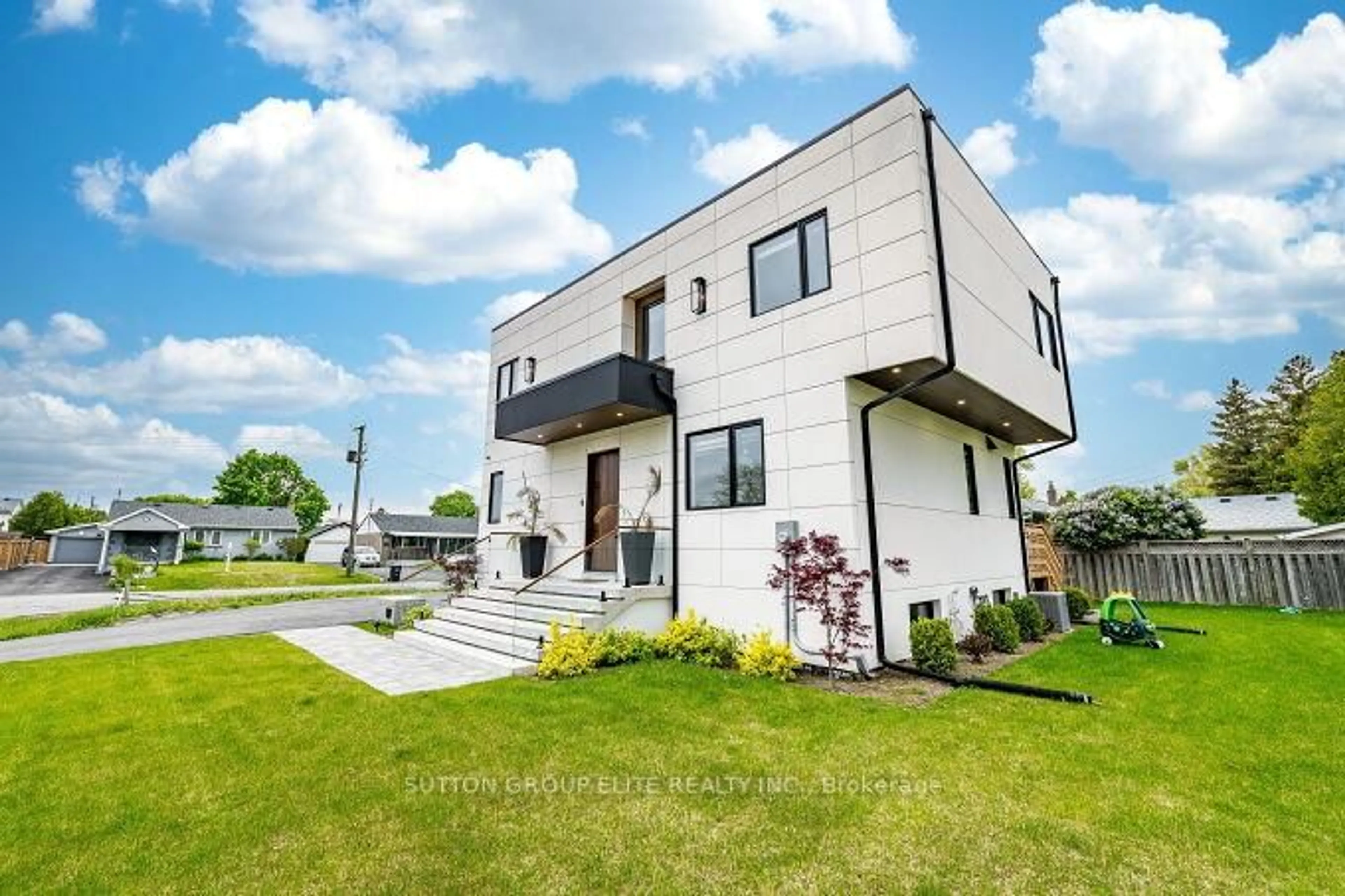 Home with brick exterior material, building for 117 Martha St, Caledon Ontario L7E 4X5