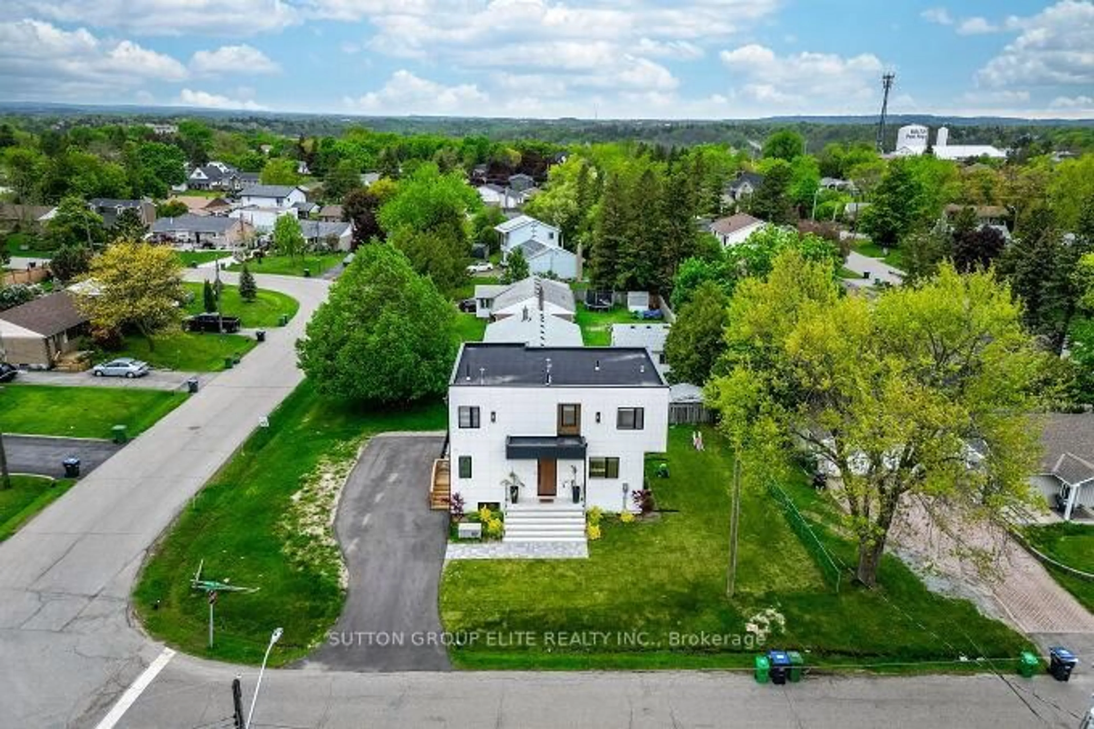 A pic from outside/outdoor area/front of a property/back of a property/a pic from drone, street for 117 Martha St, Caledon Ontario L7E 4X5