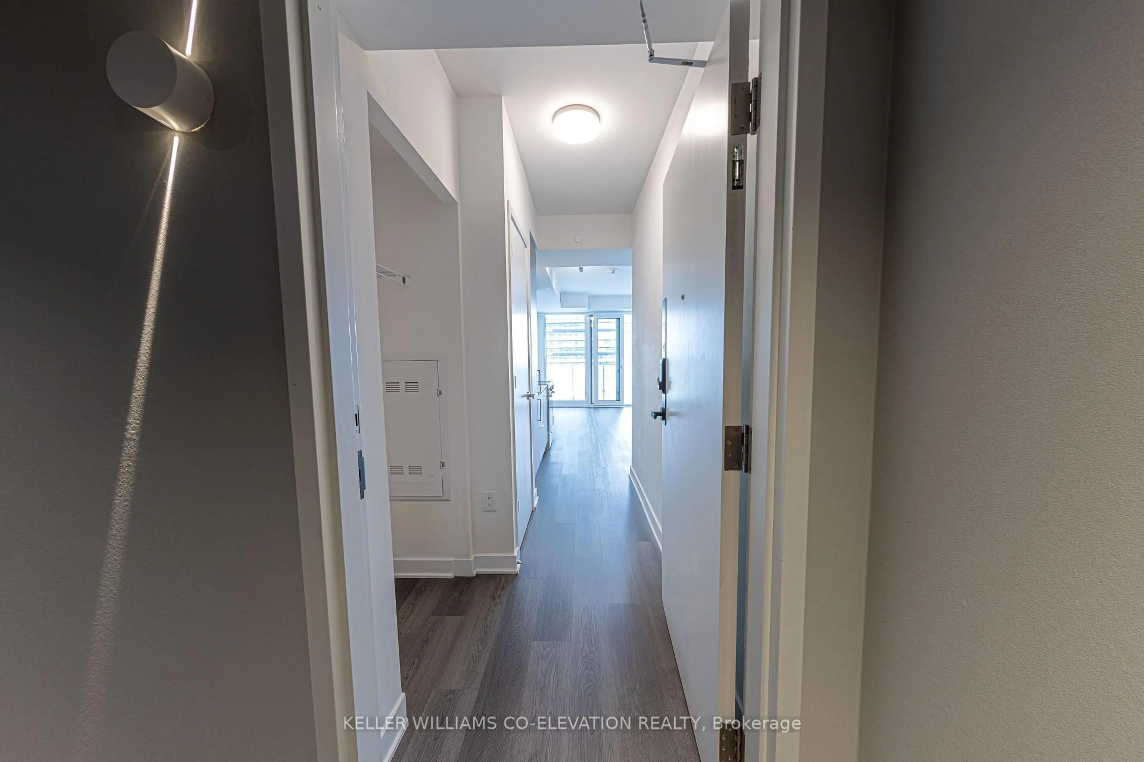Indoor entryway for 3900 Confederation Pkwy #4708, Mississauga Ontario L5B 0M3