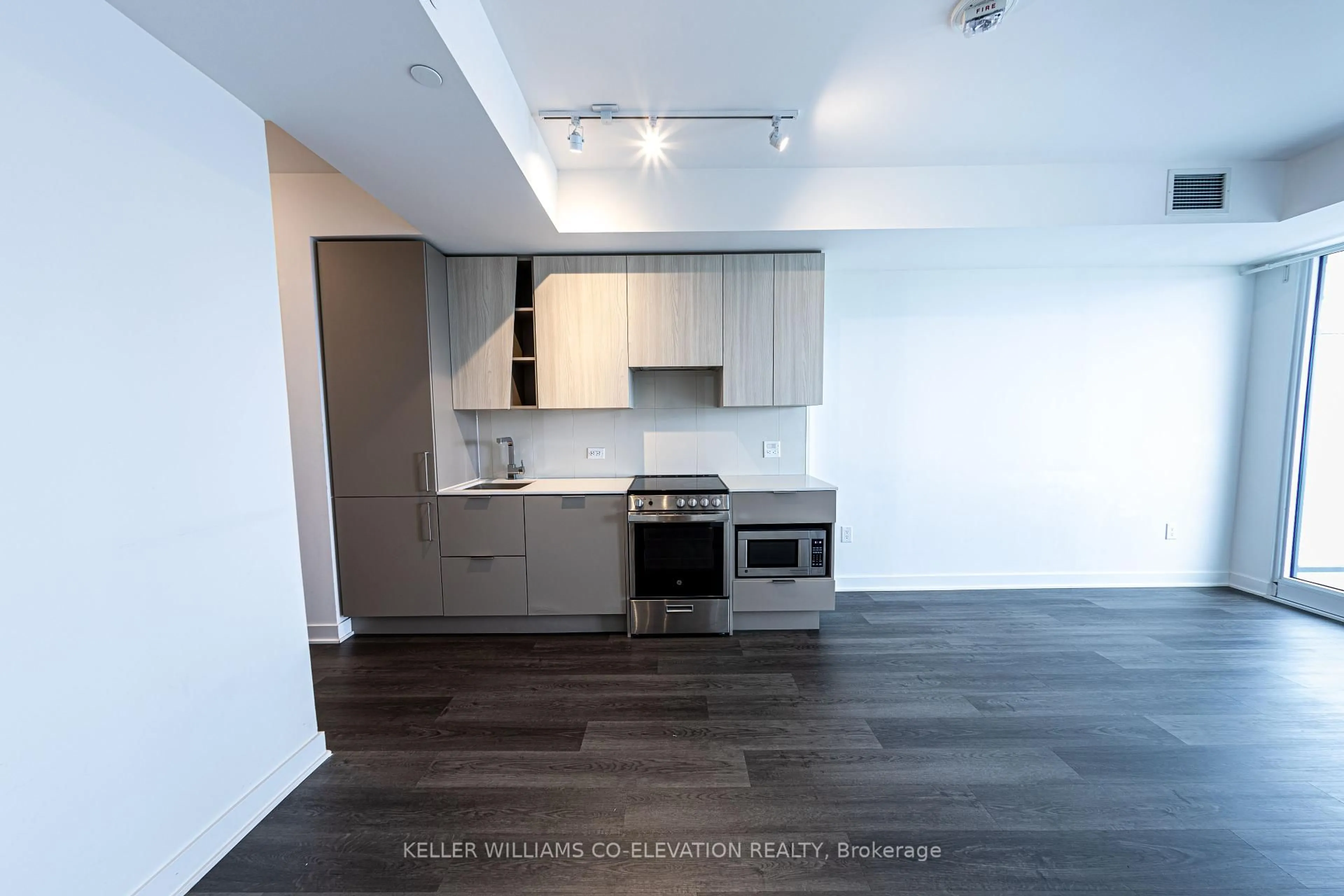Standard kitchen, unknown for 3900 Confederation Pkwy #4708, Mississauga Ontario L5B 0M3