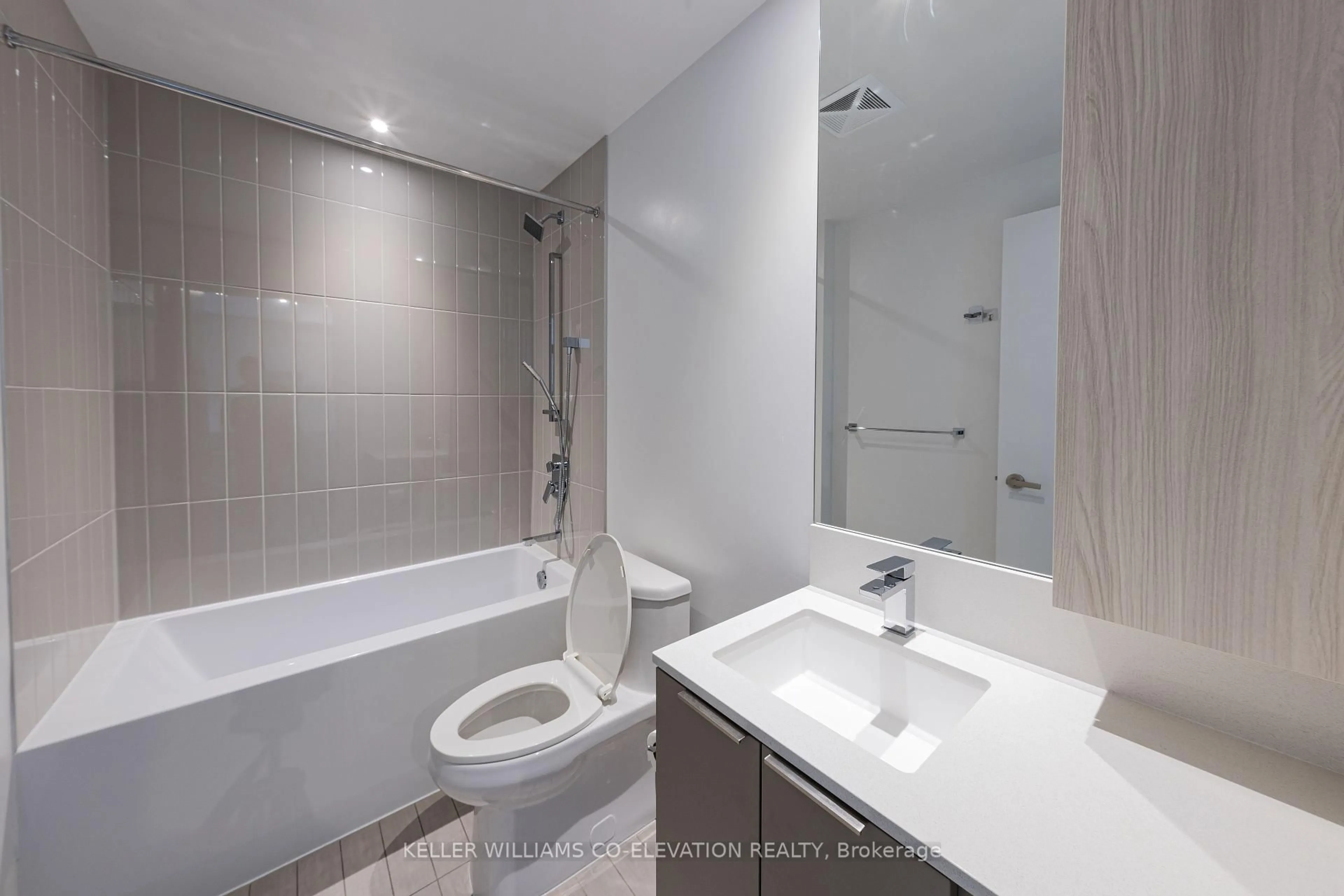 Standard bathroom, ceramic/tile floor for 3900 Confederation Pkwy #4708, Mississauga Ontario L5B 0M3