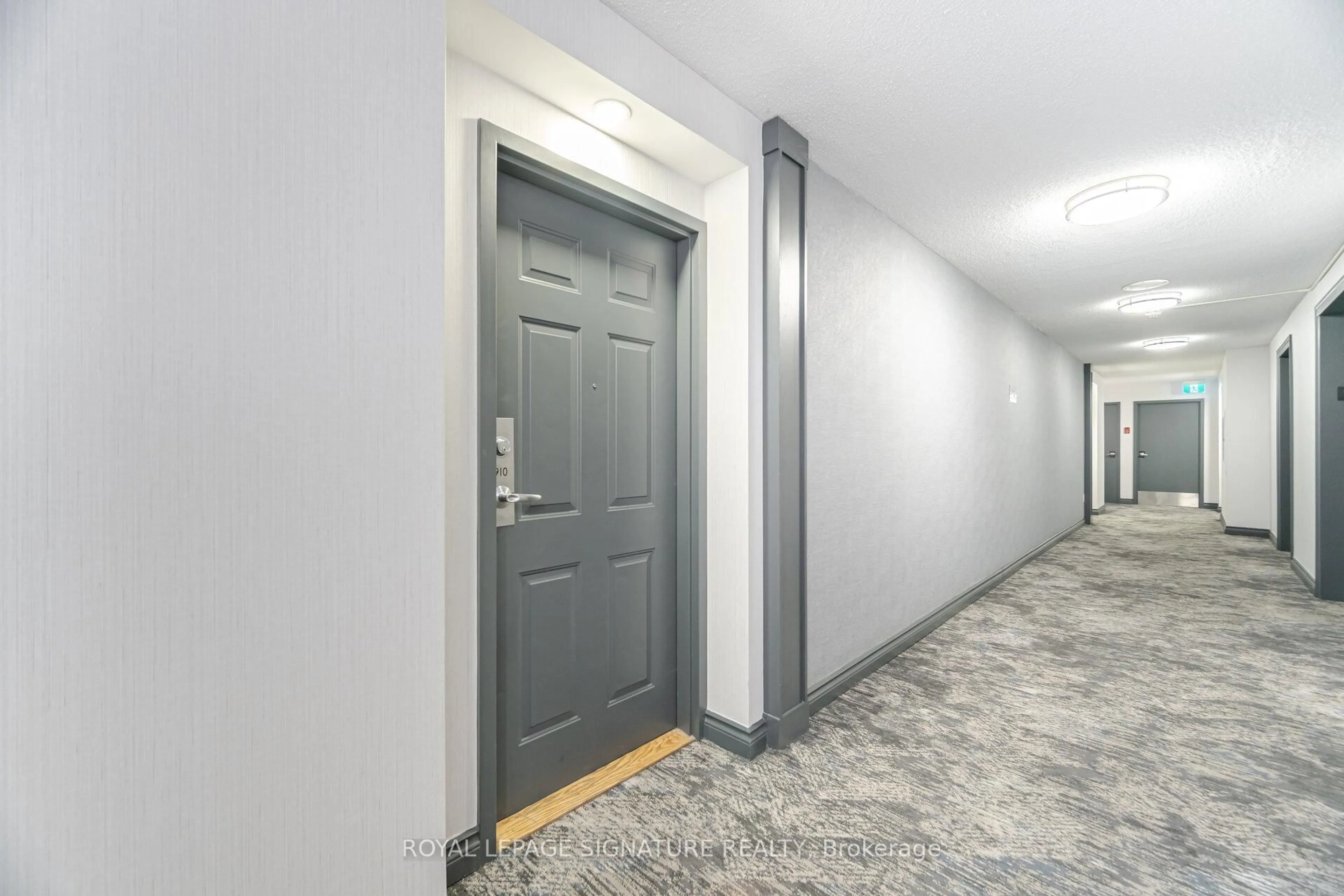 Indoor foyer for 250 Webb Dr #910, Mississauga Ontario L5B 3Z4