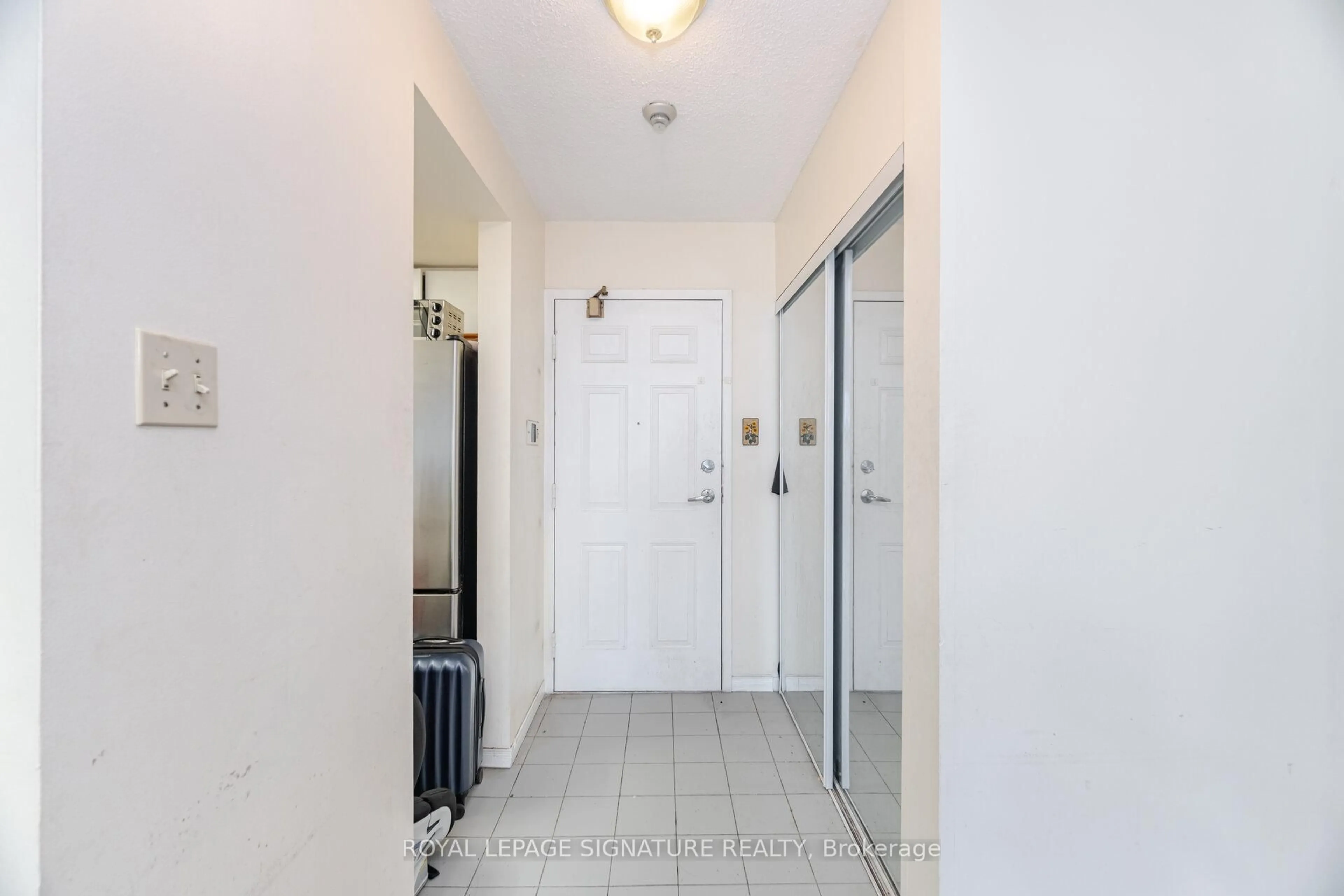 Indoor entryway for 250 Webb Dr #910, Mississauga Ontario L5B 3Z4