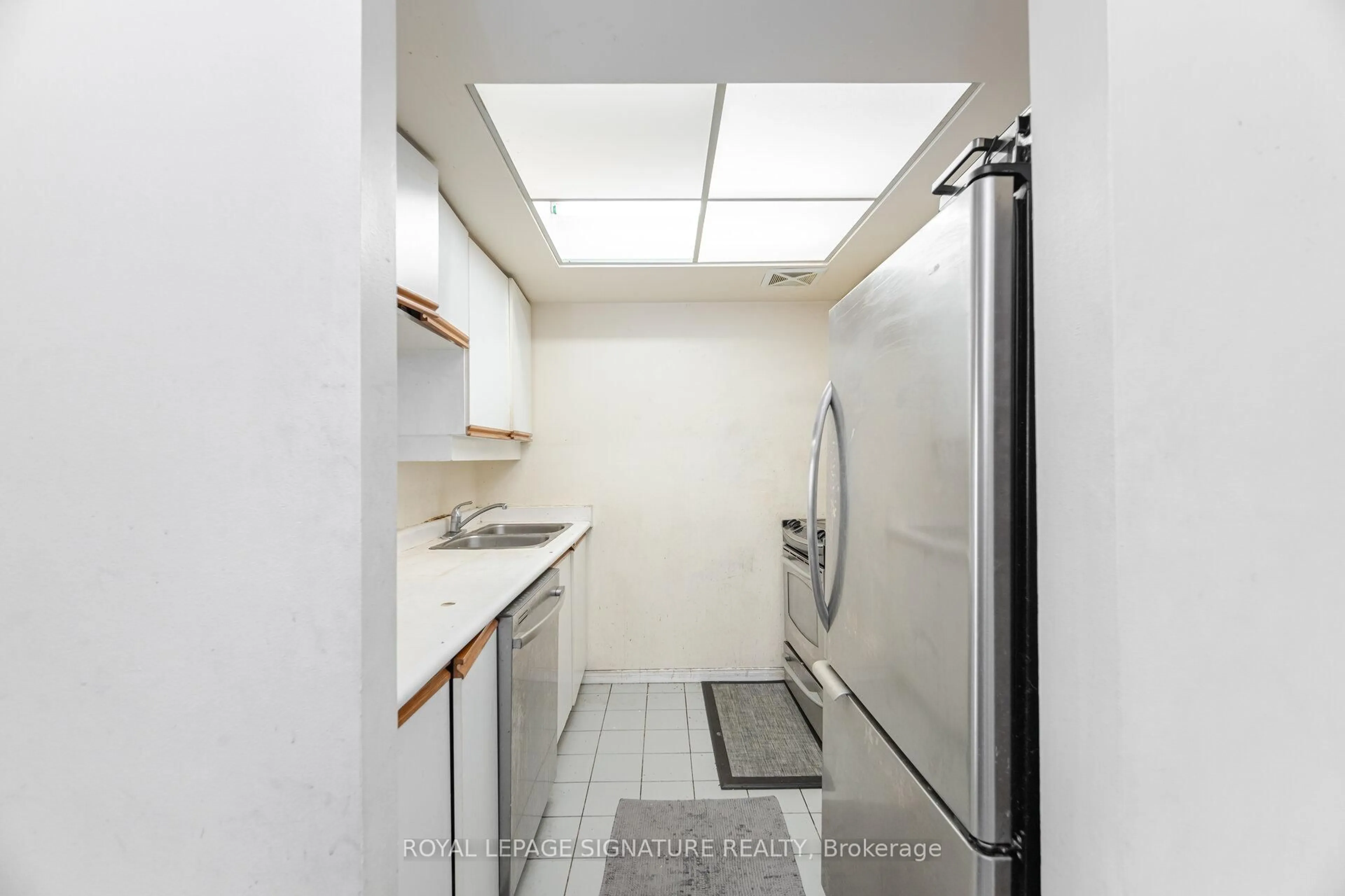 Standard kitchen, unknown for 250 Webb Dr #910, Mississauga Ontario L5B 3Z4