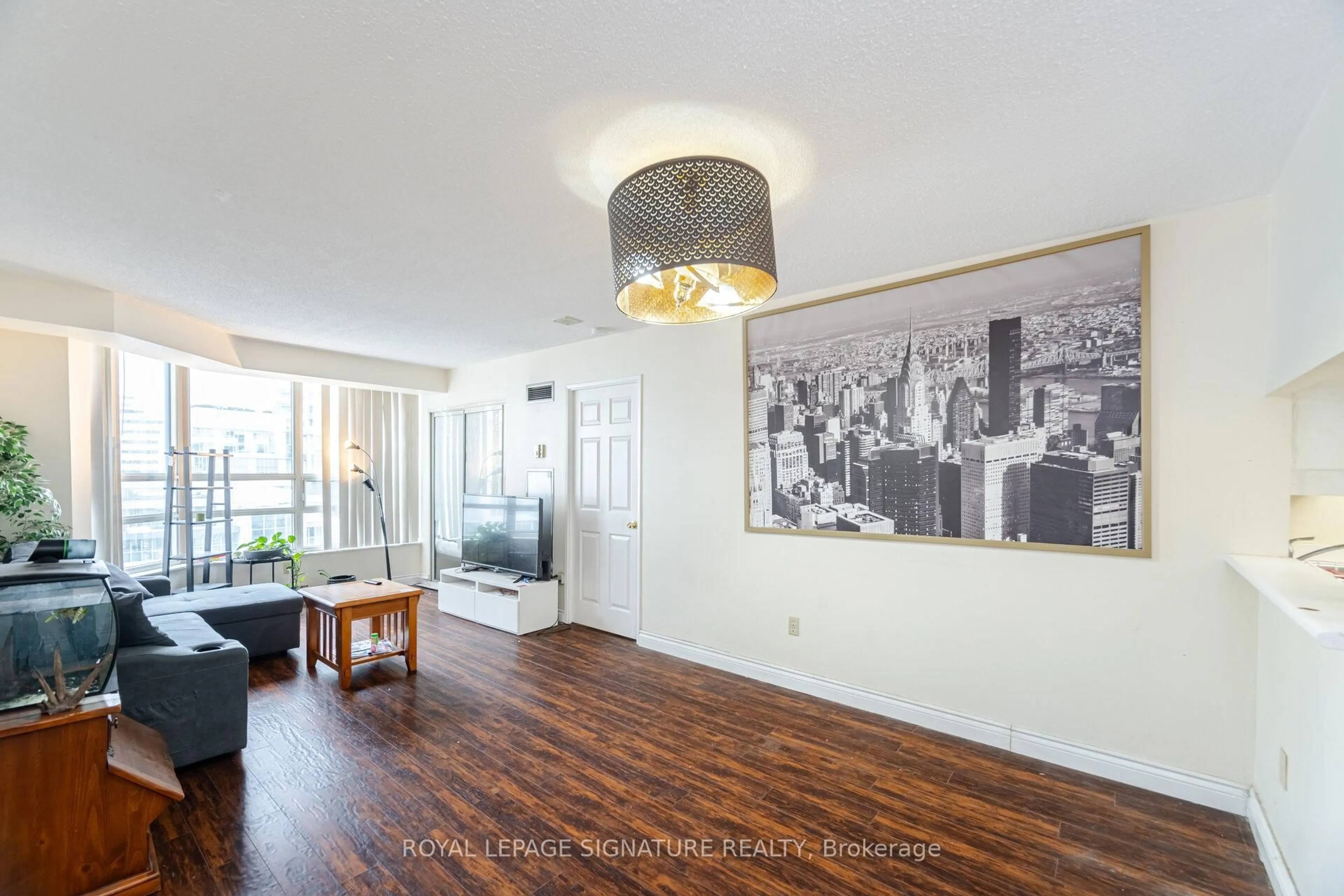 Indoor entryway for 250 Webb Dr #910, Mississauga Ontario L5B 3Z4