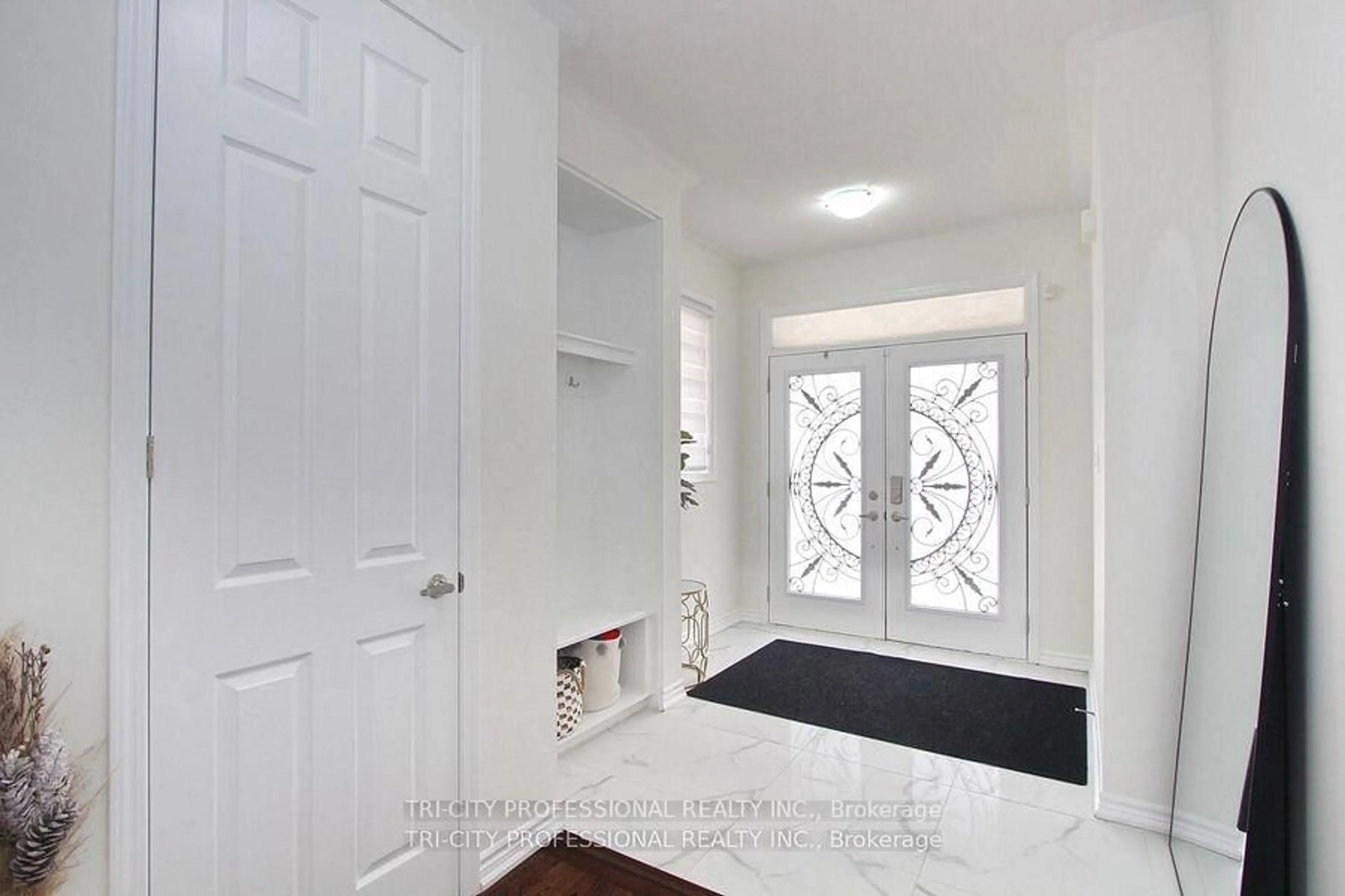Indoor entryway for 16 Dolucci Cres, Brampton Ontario L7A 5E9
