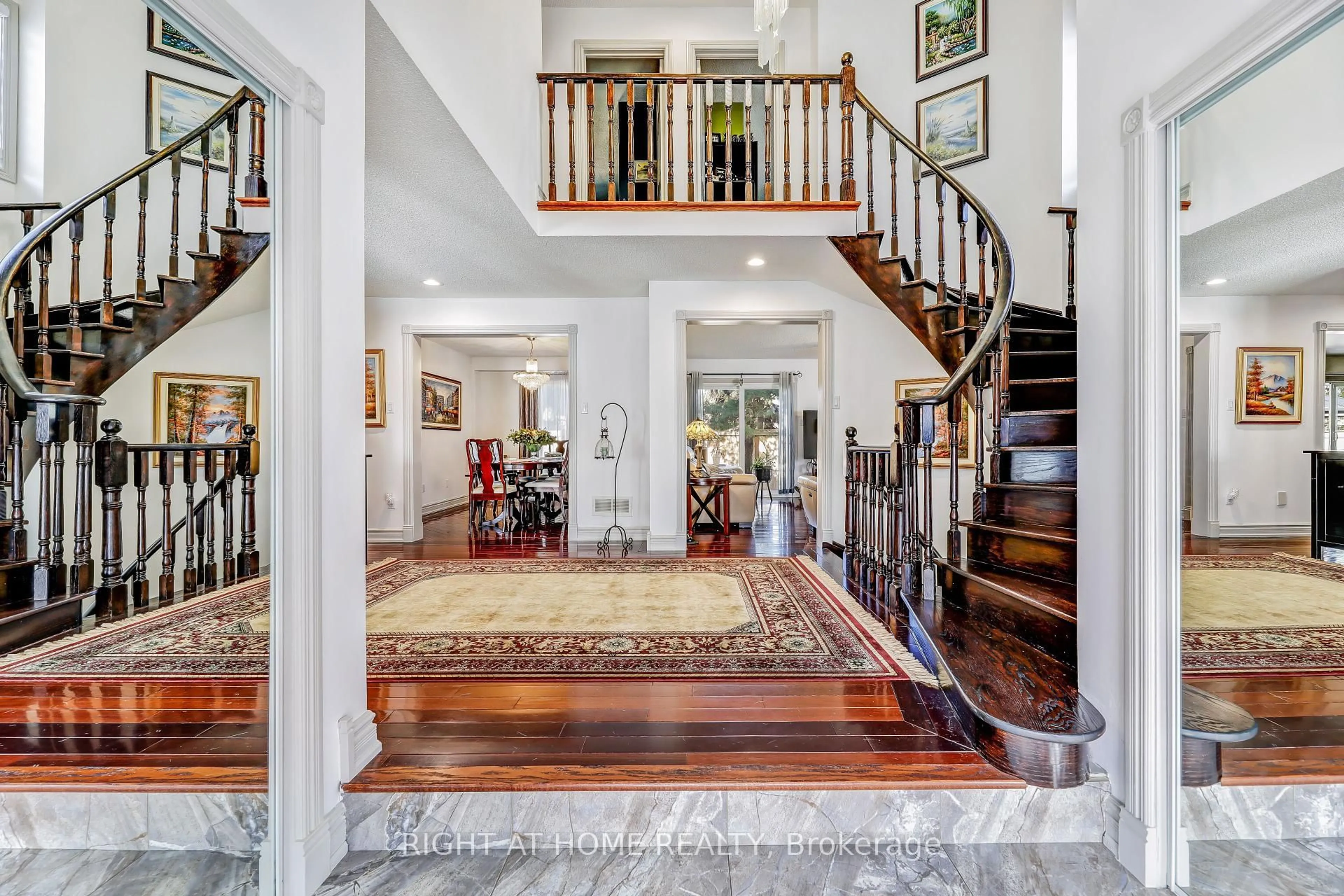 Indoor foyer for 1665 Asgard Dr, Mississauga Ontario L5E 3G5