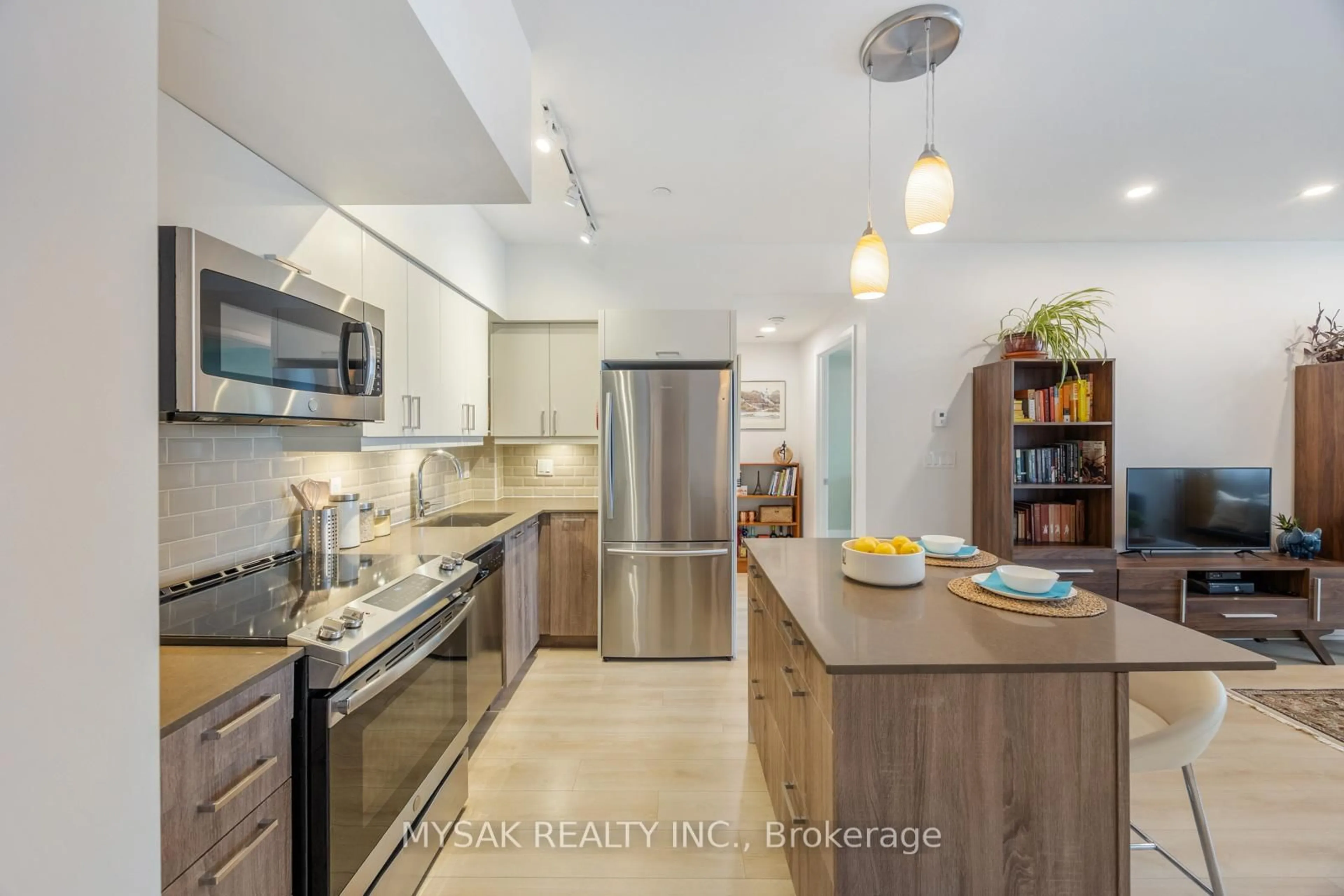 Unknown for 385 Osler St #305, Toronto Ontario M6N 0B2