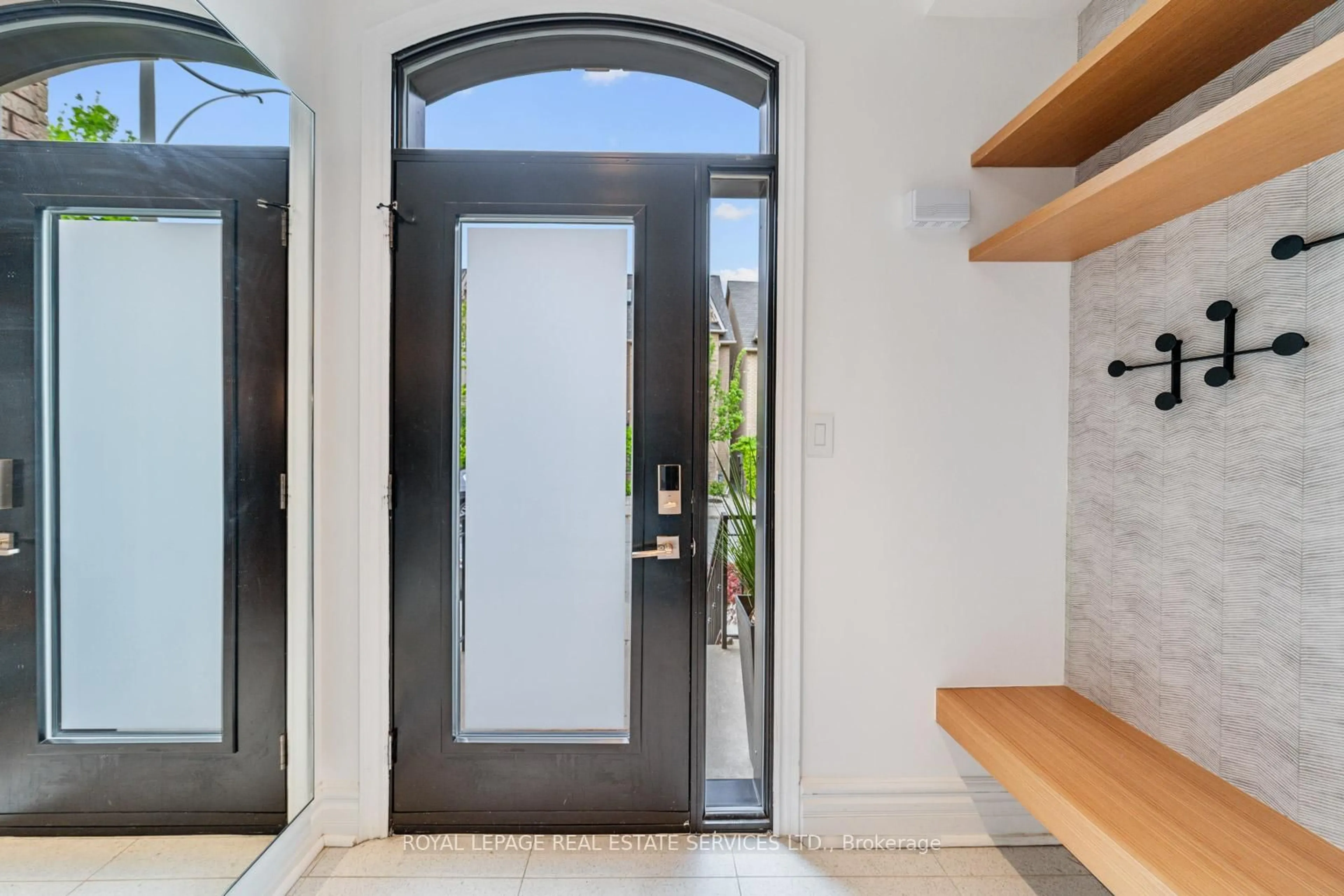Indoor entryway for 14 Lukow Terr, Toronto Ontario M6R 3B8