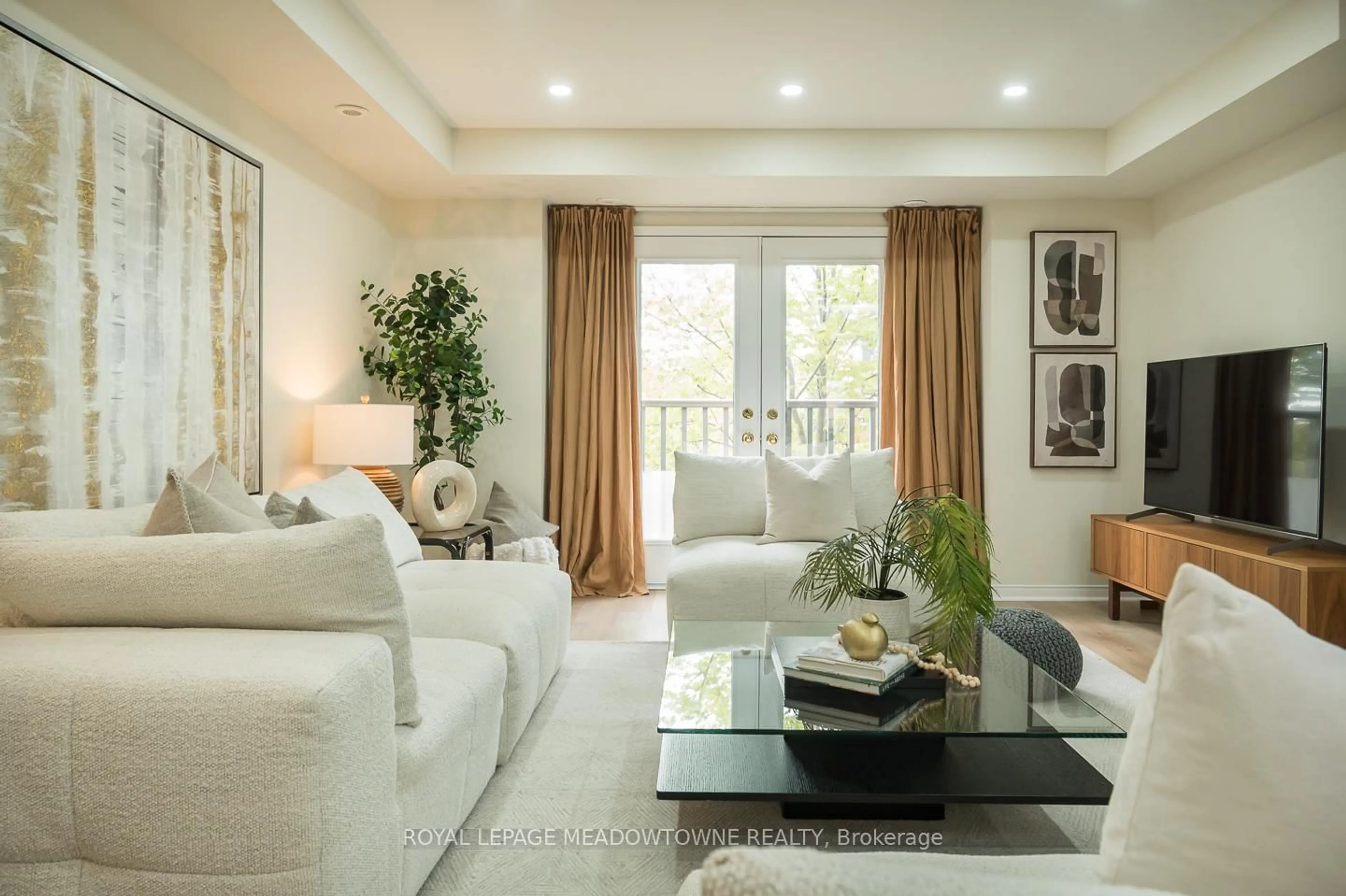 Living room with furniture, unknown for 3355 Thomas St #10, Mississauga Ontario L5M 0N7