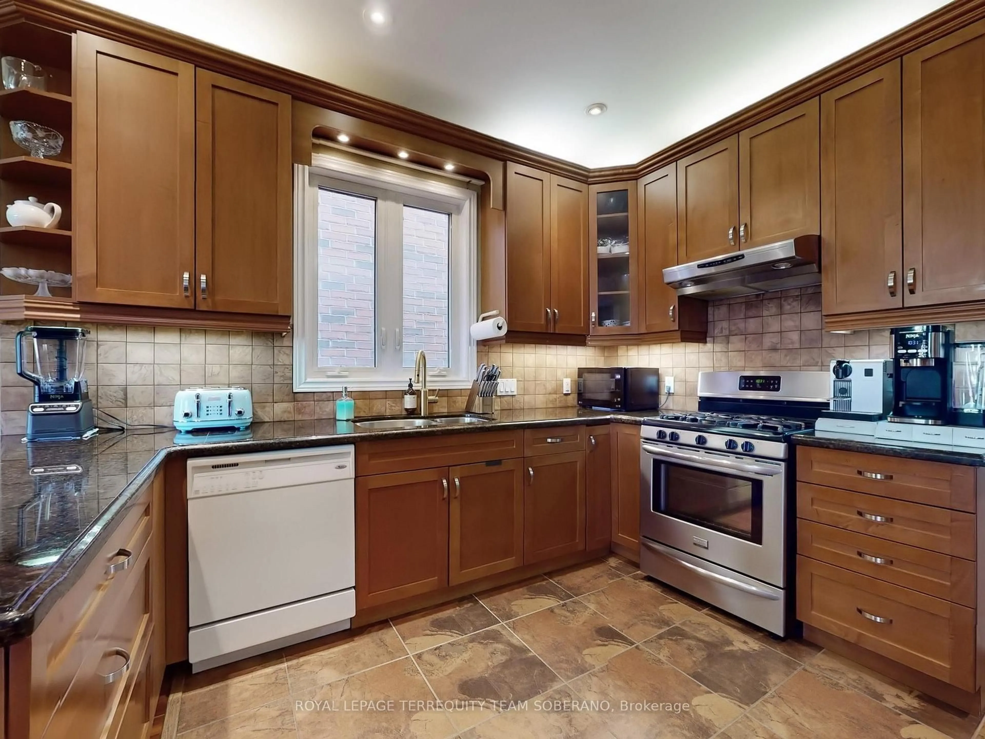 Standard kitchen, ceramic/tile floor for 88 Montana Ave, Toronto Ontario M6L 2Z8