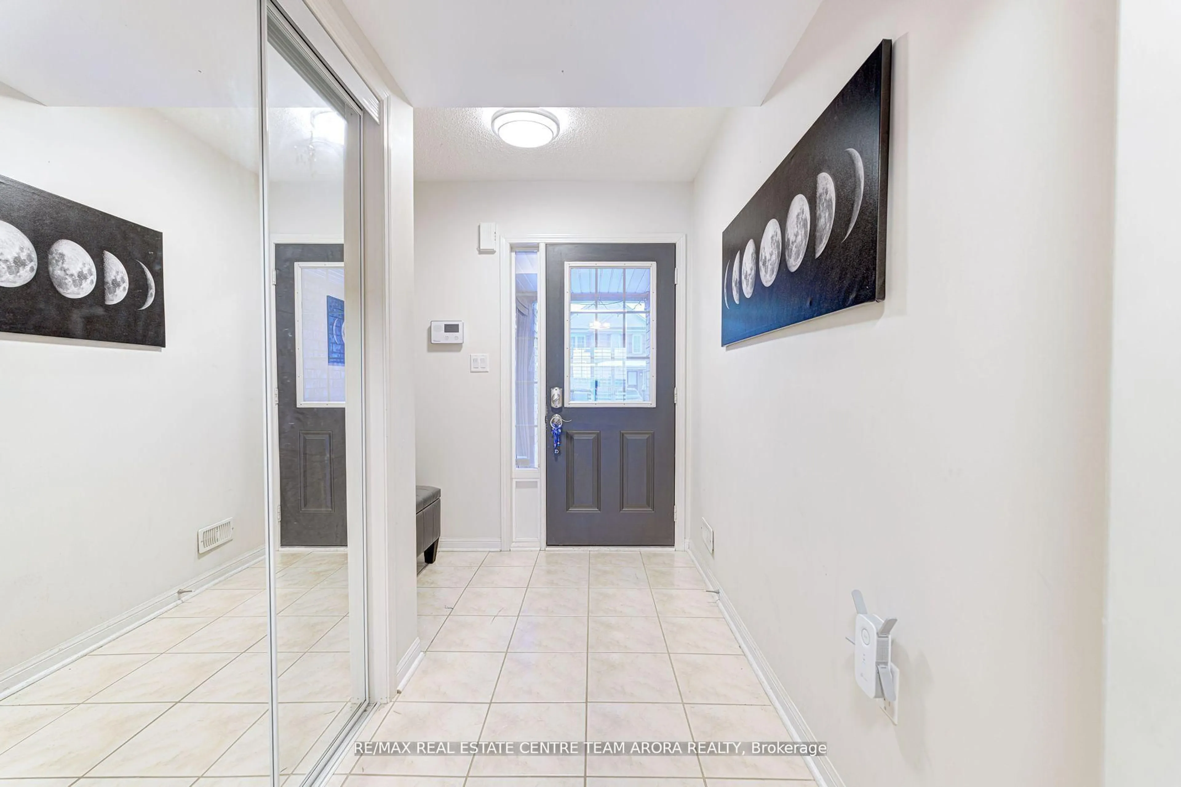 Indoor entryway for 117 Decker Hollow Circ, Brampton Ontario L6X 0L4