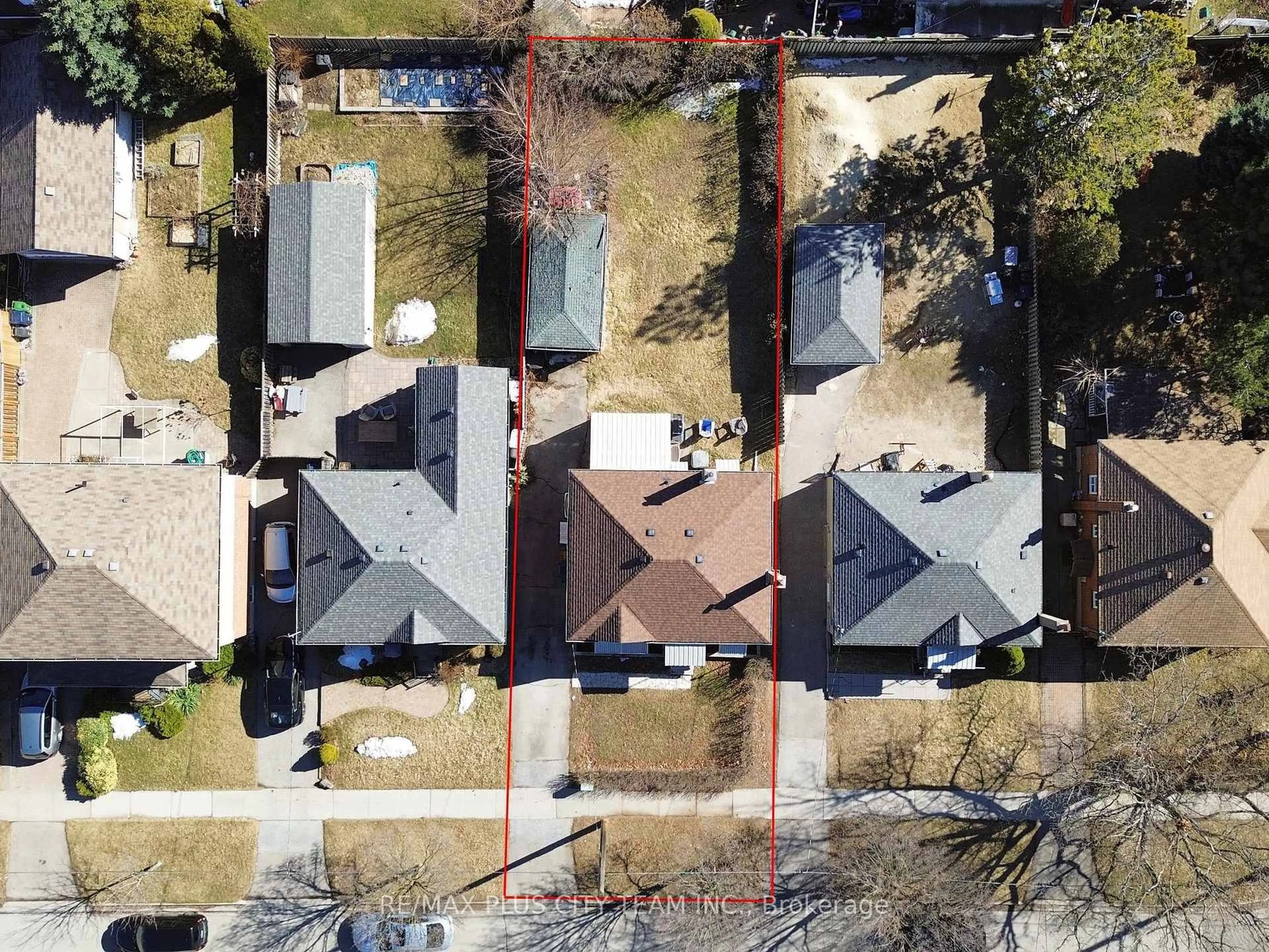 A pic from outside/outdoor area/front of a property/back of a property/a pic from drone, street for 387 Lanor Ave, Toronto Ontario M8W 2R3