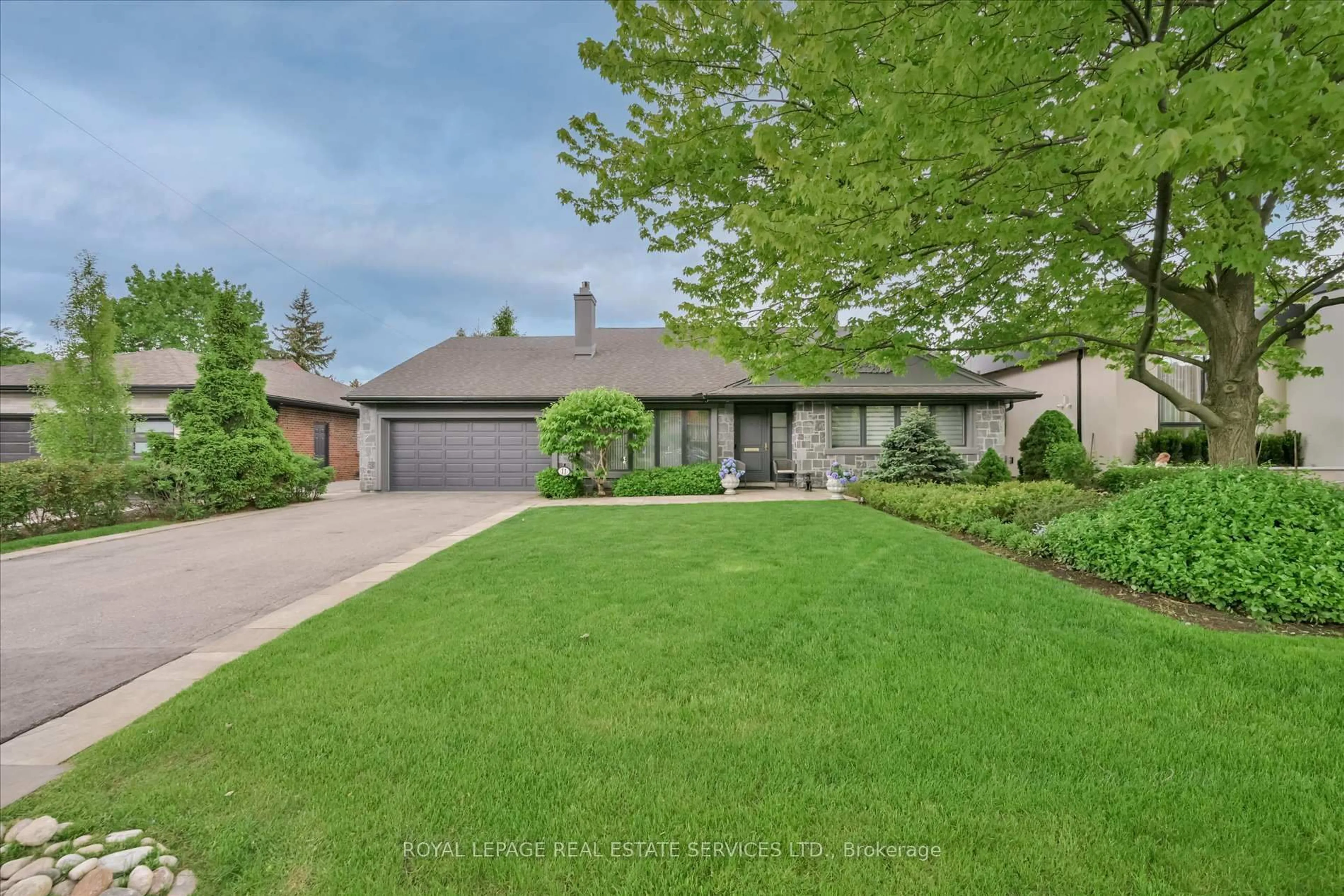 A pic from outside/outdoor area/front of a property/back of a property/a pic from drone, street for 11 Ashwood Cres, Toronto Ontario M9A 1Z2