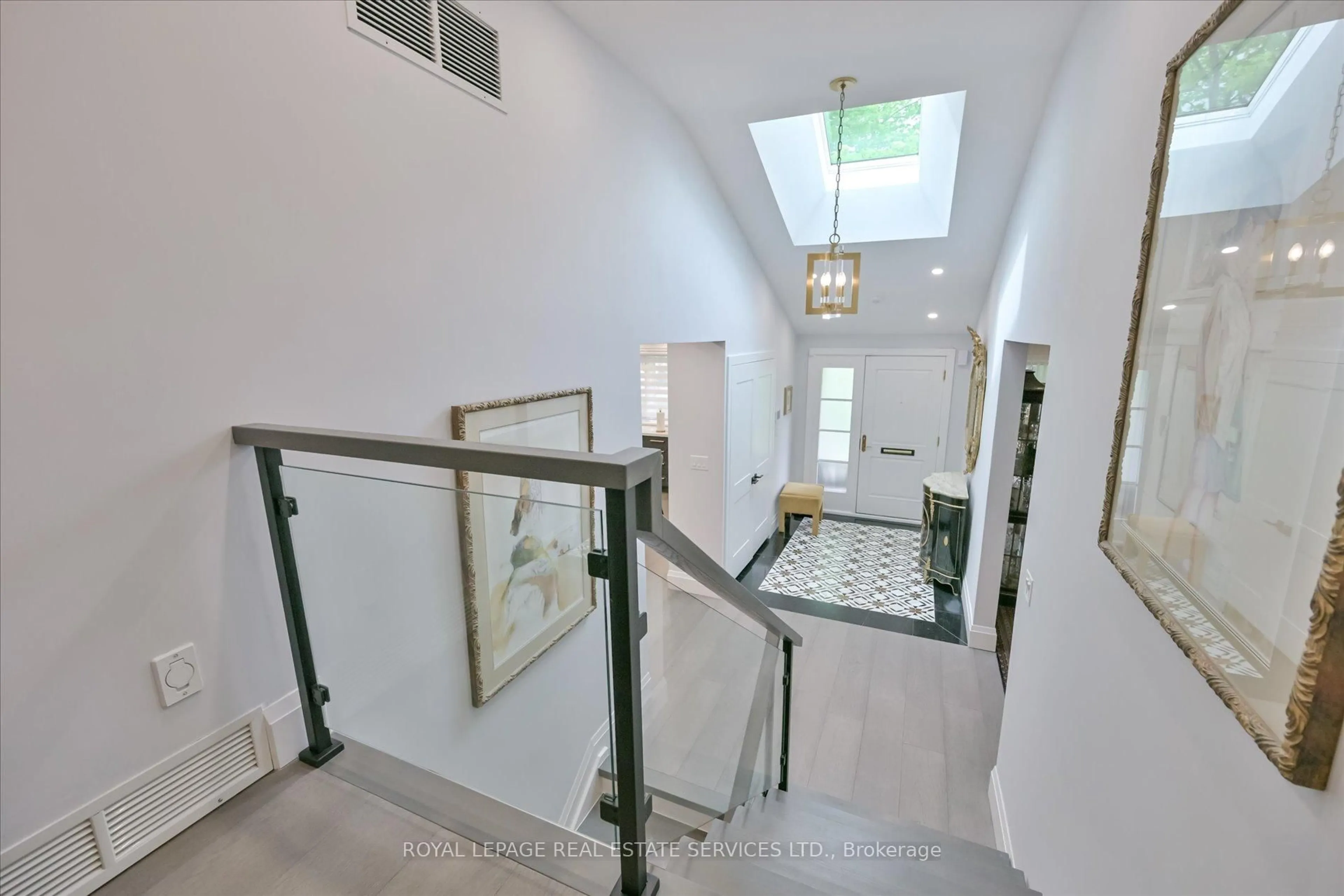 Indoor foyer for 11 Ashwood Cres, Toronto Ontario M9A 1Z2