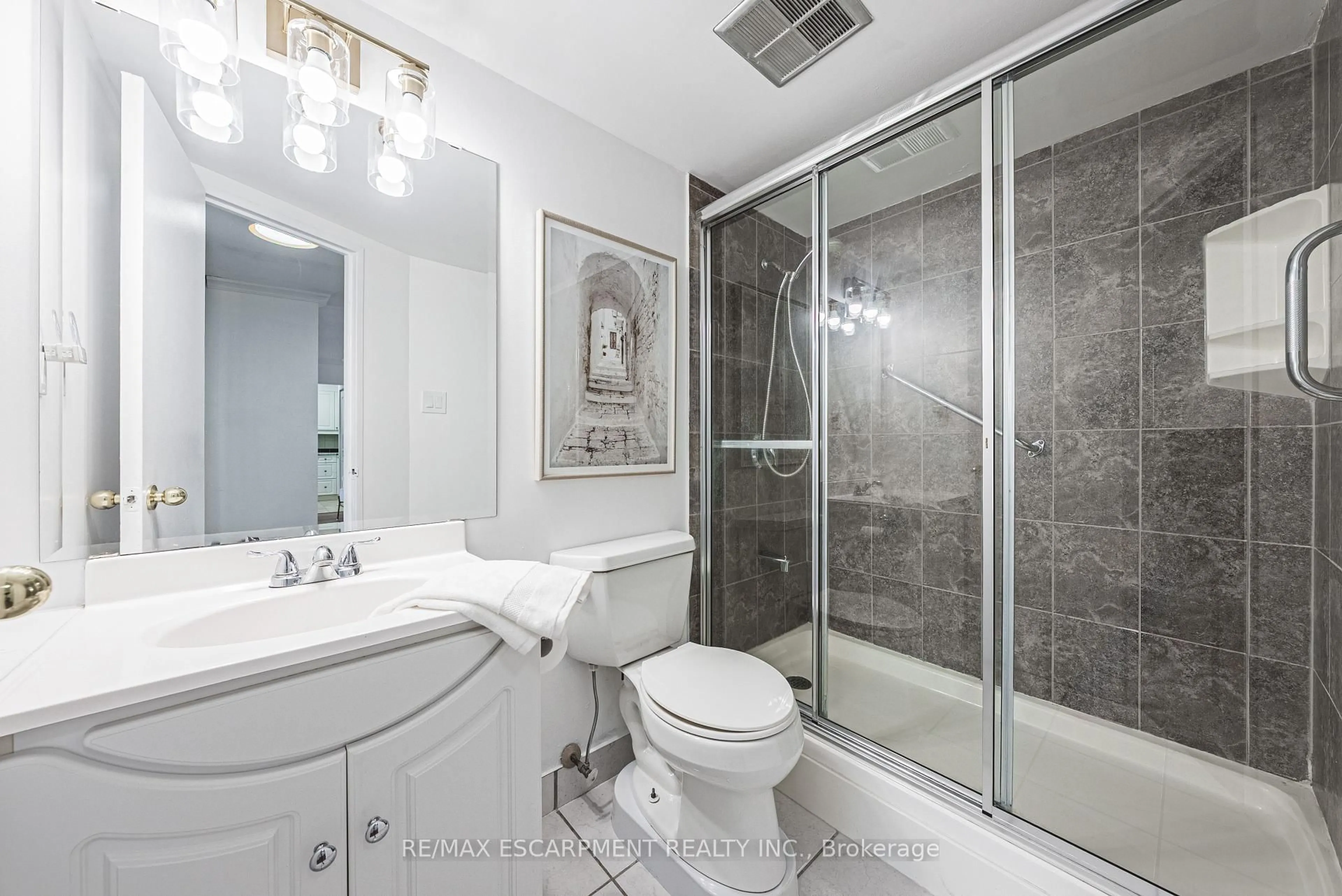 Standard bathroom, ceramic/tile floor for 2055 UPPER MIDDLE Rd #509, Burlington Ontario L7P 3P4