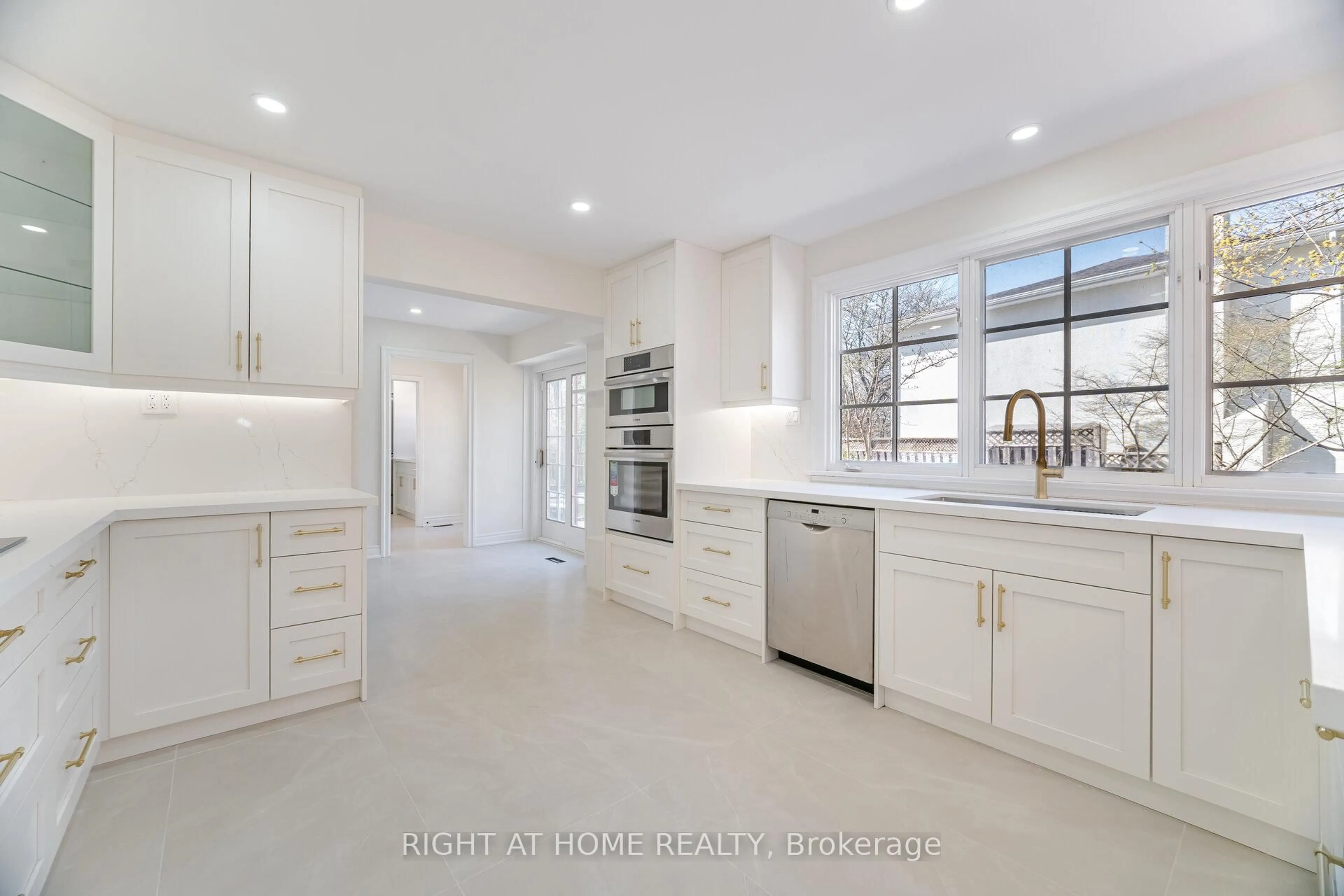 Open concept kitchen, ceramic/tile floor for 1173 Carey Rd, Oakville Ontario L6J 2E3