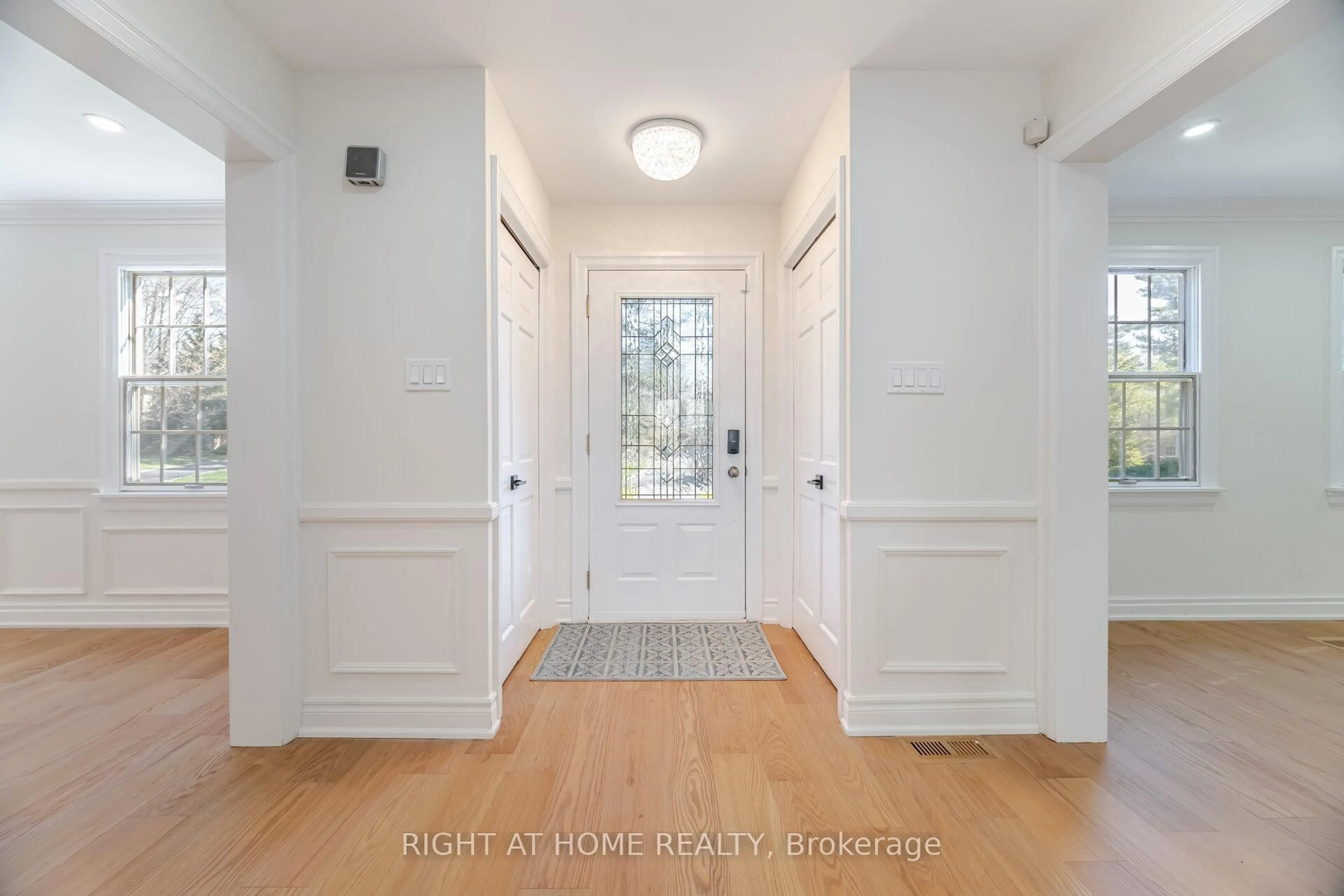 Indoor entryway for 1173 Carey Rd, Oakville Ontario L6J 2E3