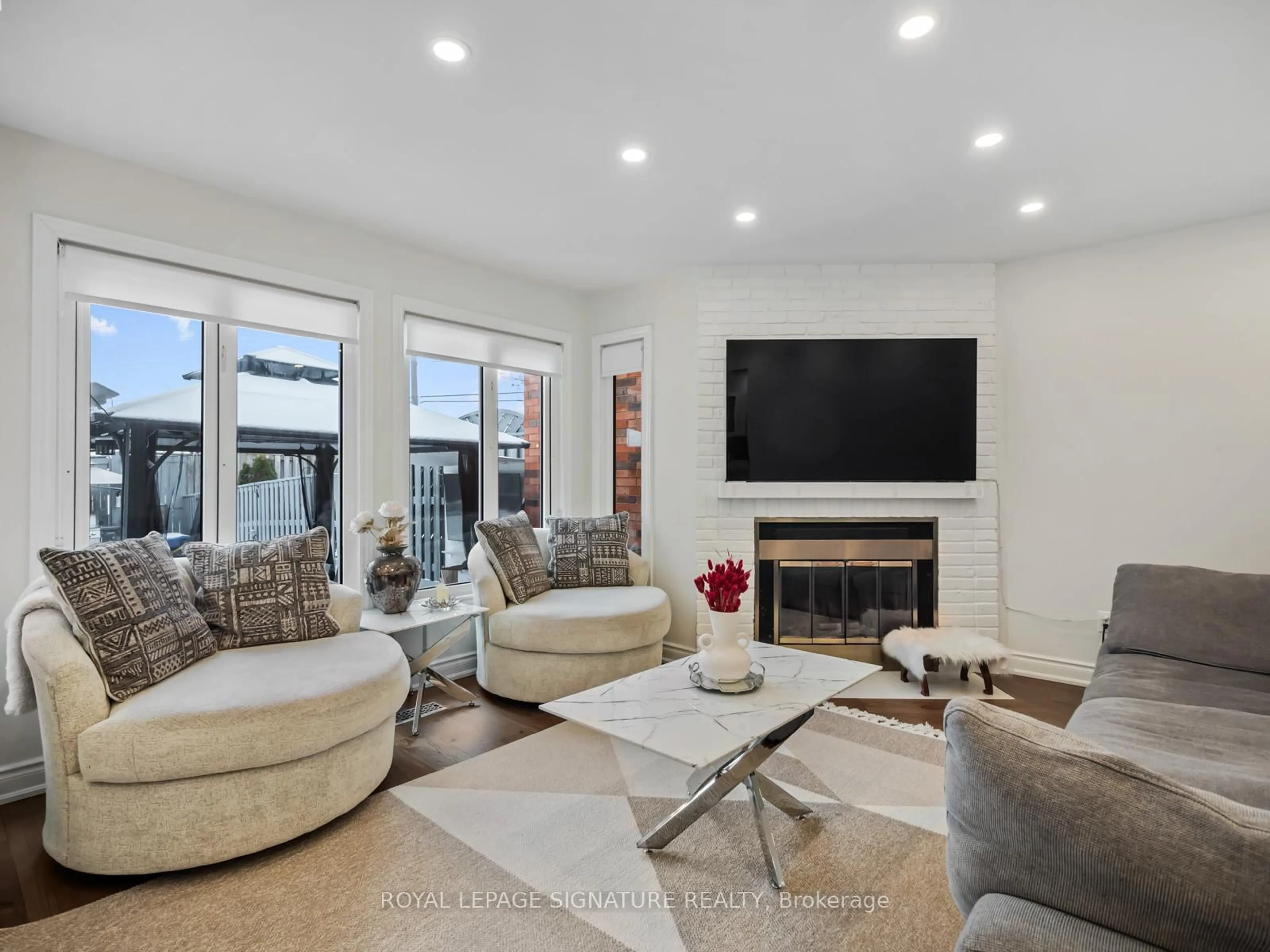 Living room with furniture, unknown for 2682 Lindholm Cres, Mississauga Ontario L5M 4P3