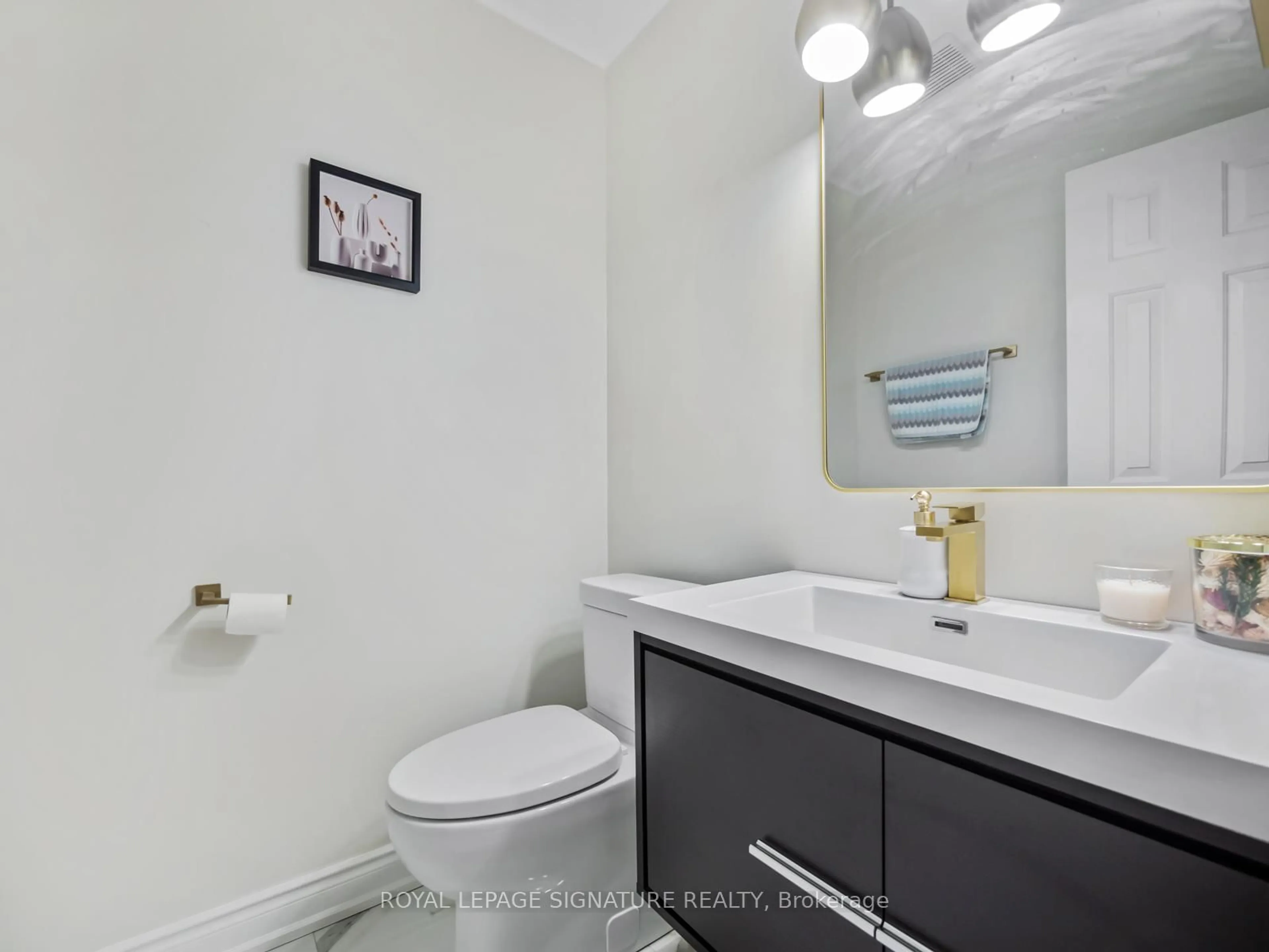 Standard bathroom, ceramic/tile floor for 2682 Lindholm Cres, Mississauga Ontario L5M 4P3