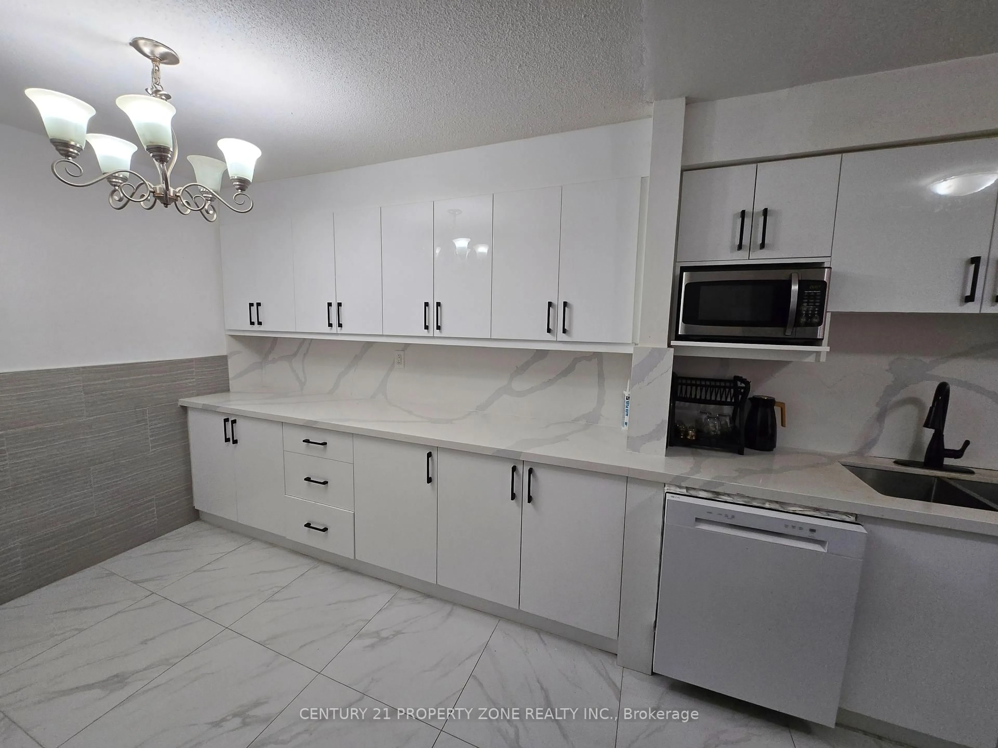 Standard kitchen, ceramic/tile floor for 3175 Kirwin Ave #39, Mississauga Ontario L5A 3M4