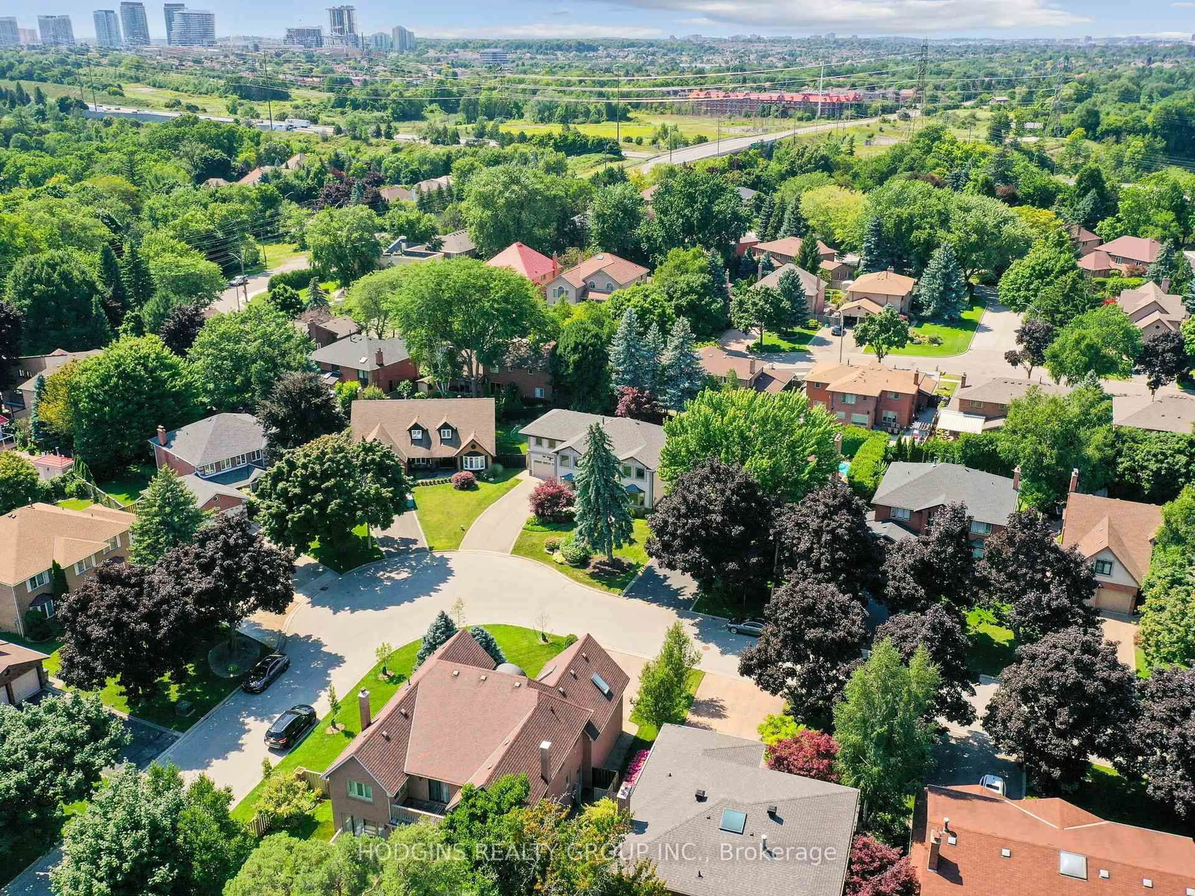 A pic from outside/outdoor area/front of a property/back of a property/a pic from drone, street for 1816 Paddock Cres, Mississauga Ontario L5L 3E4