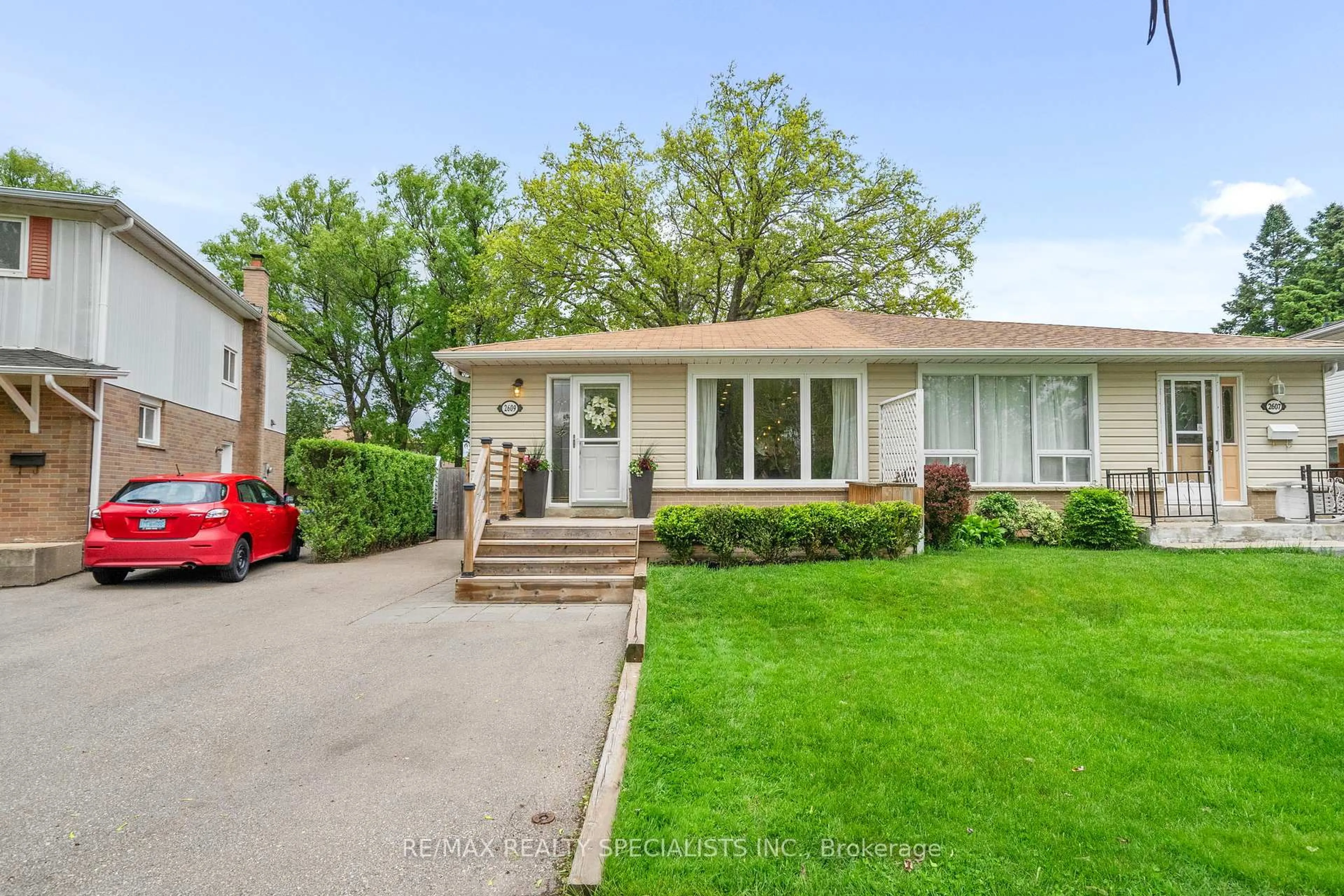 Home with vinyl exterior material, street for 2609 Altadena Crt, Mississauga Ontario L5K 1G1