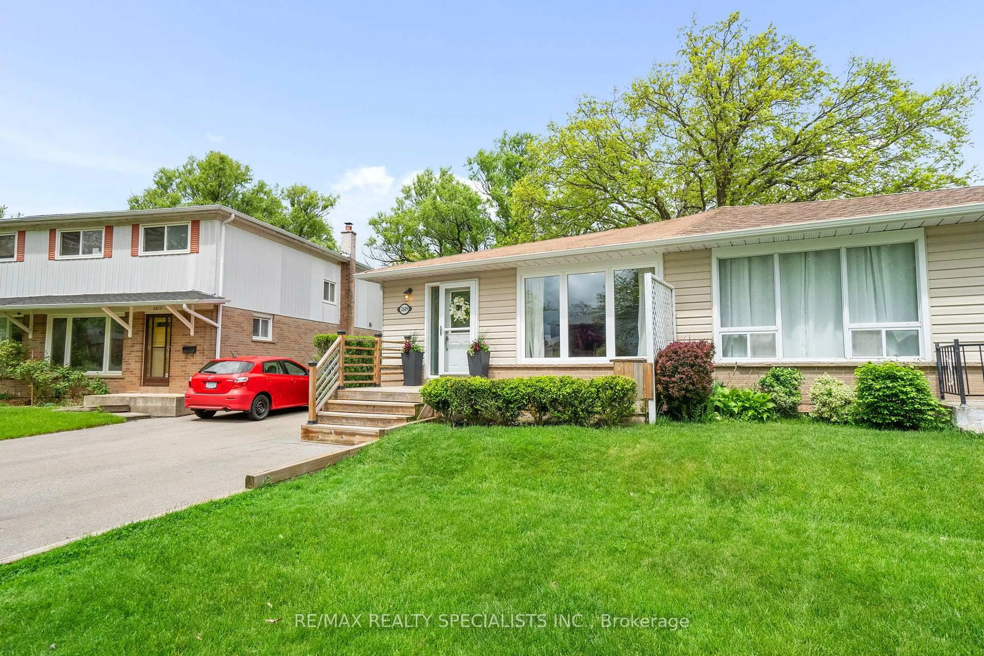 Home with vinyl exterior material, street for 2609 Altadena Crt, Mississauga Ontario L5K 1G1