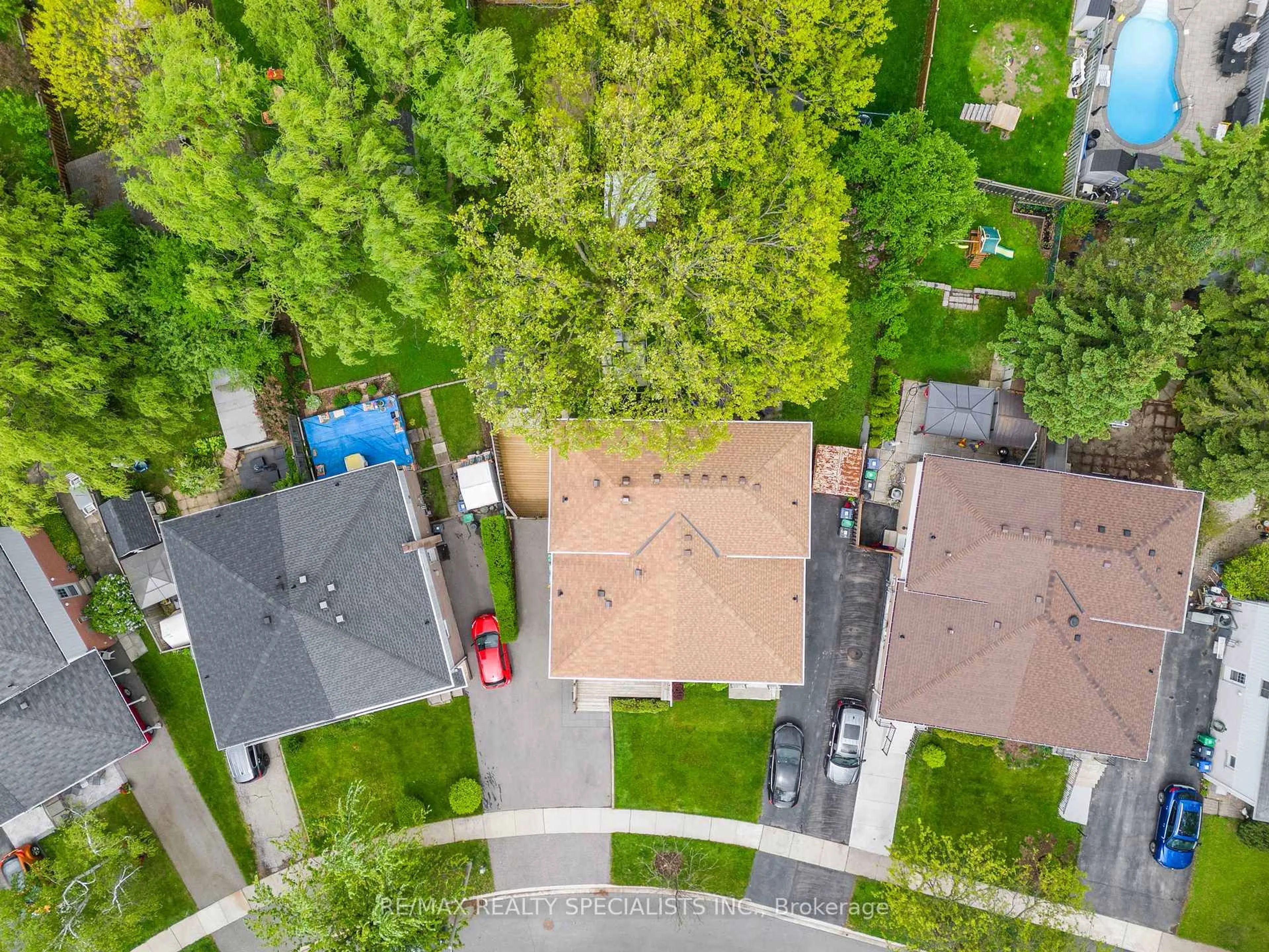 A pic from outside/outdoor area/front of a property/back of a property/a pic from drone, street for 2609 Altadena Crt, Mississauga Ontario L5K 1G1