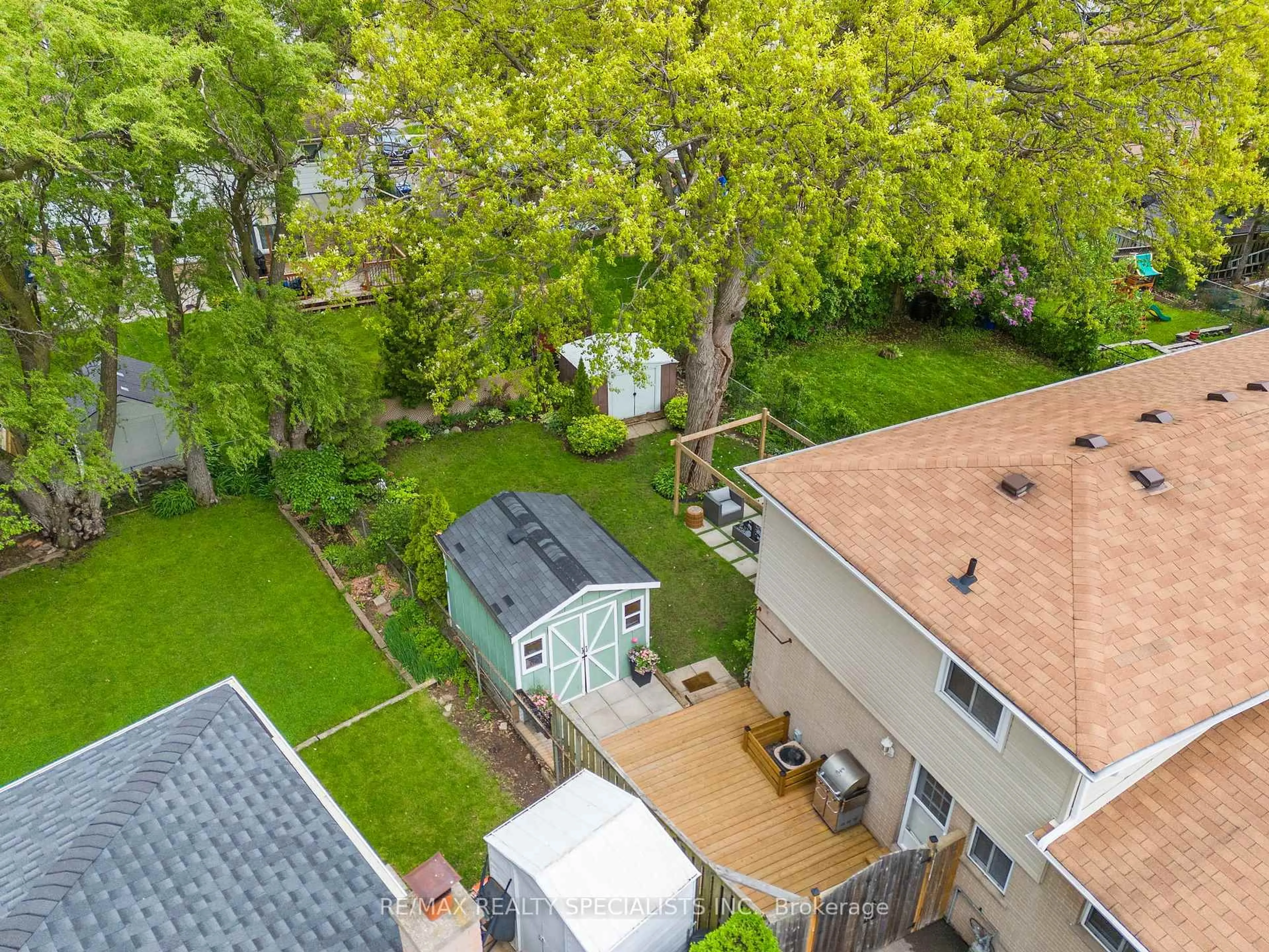 A pic from outside/outdoor area/front of a property/back of a property/a pic from drone, city buildings view from balcony for 2609 Altadena Crt, Mississauga Ontario L5K 1G1