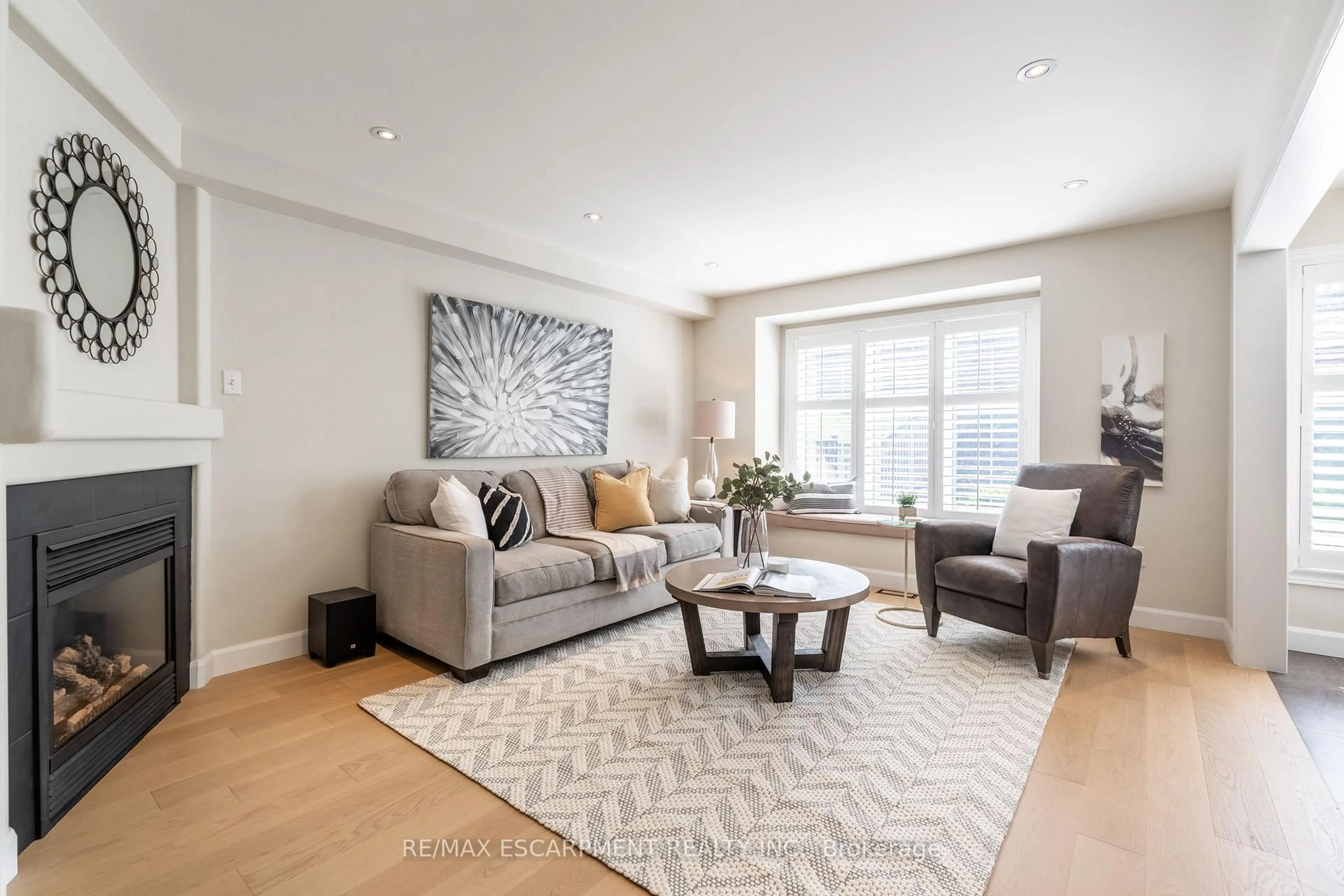 Living room with furniture, unknown for 5170 Ridgewell Rd, Burlington Ontario L7L 6N7