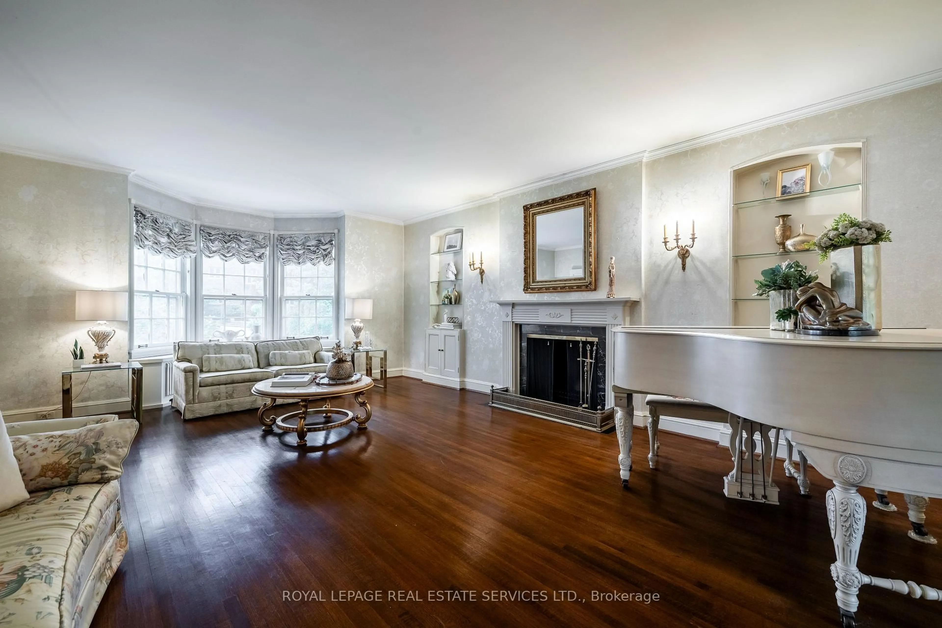 Living room with furniture, wood/laminate floor for 12 Queen Marys Dr, Toronto Ontario M8X 1S2