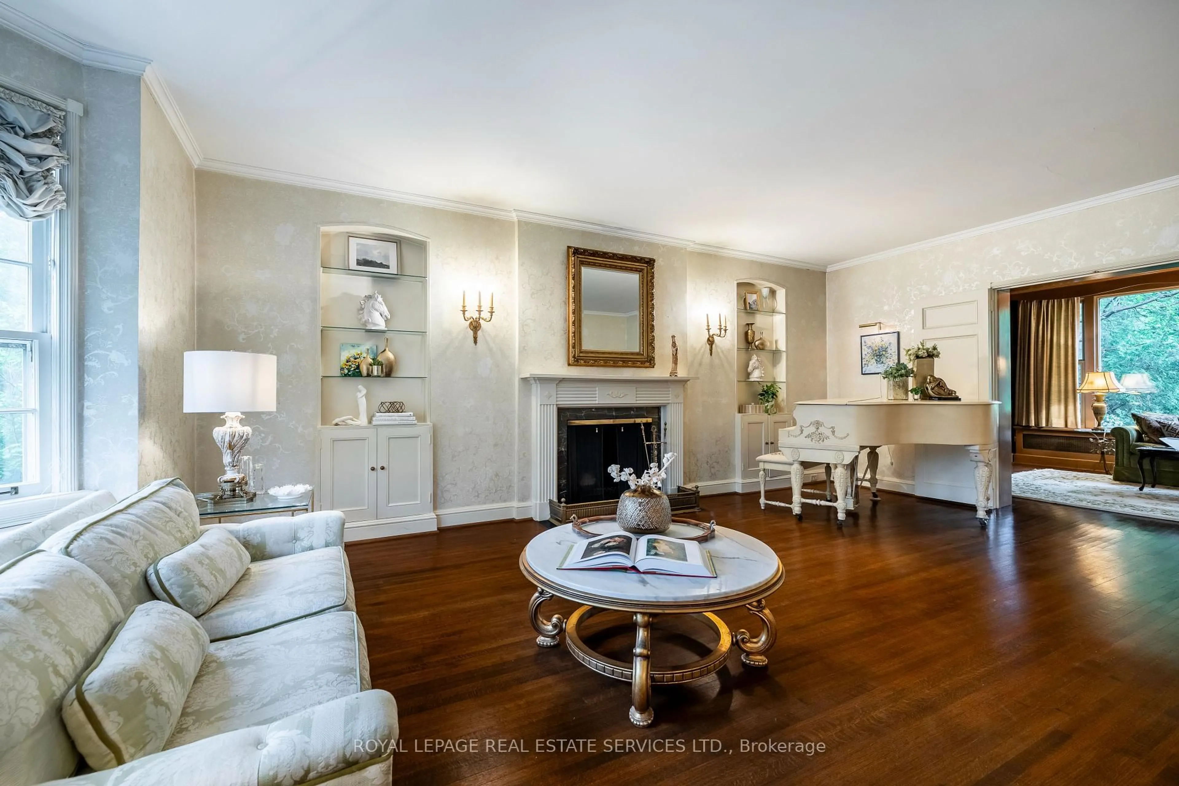 Living room with furniture, wood/laminate floor for 12 Queen Marys Dr, Toronto Ontario M8X 1S2