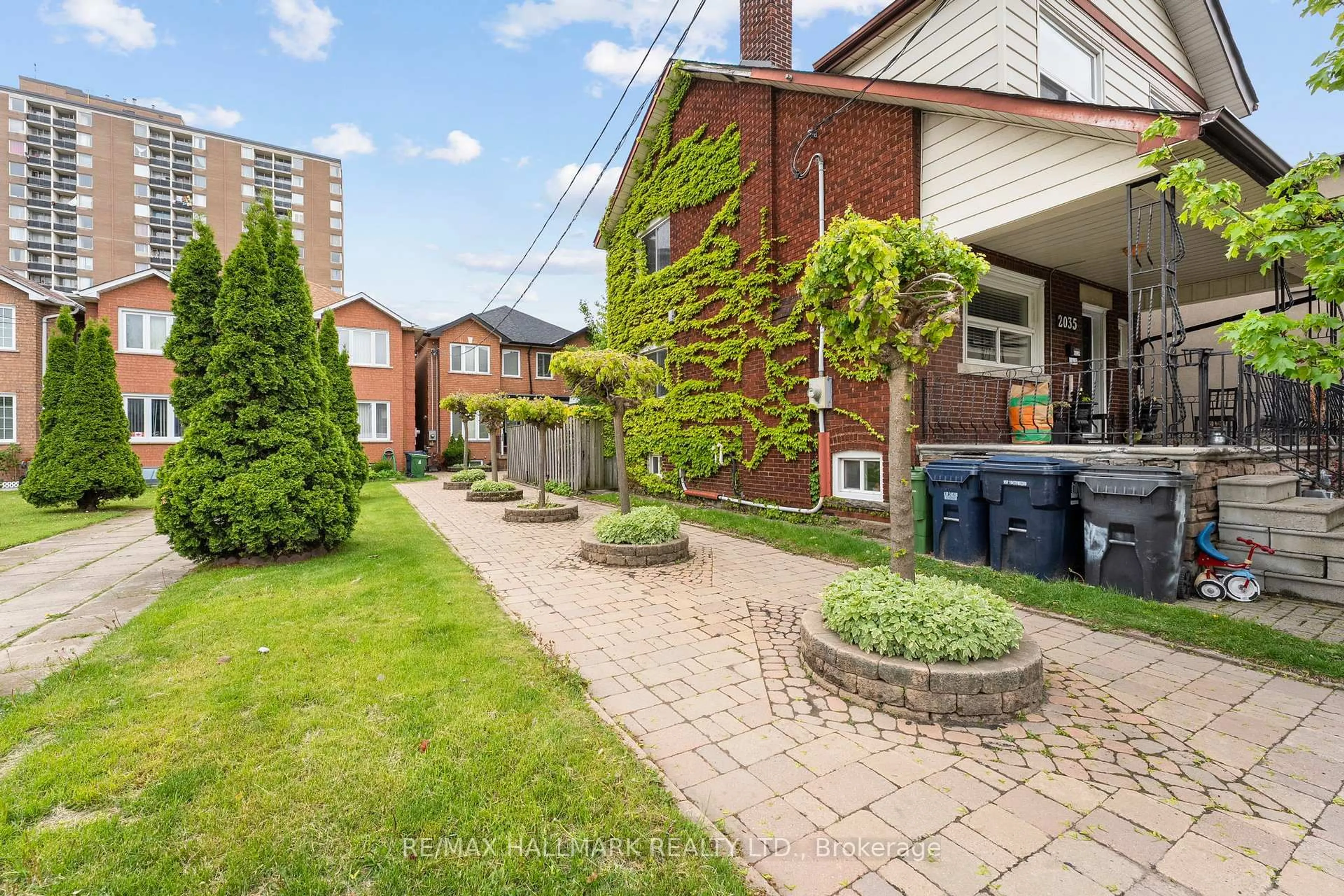 Patio, street for 2031 Davenport Rd, Toronto Ontario M6N 1C5