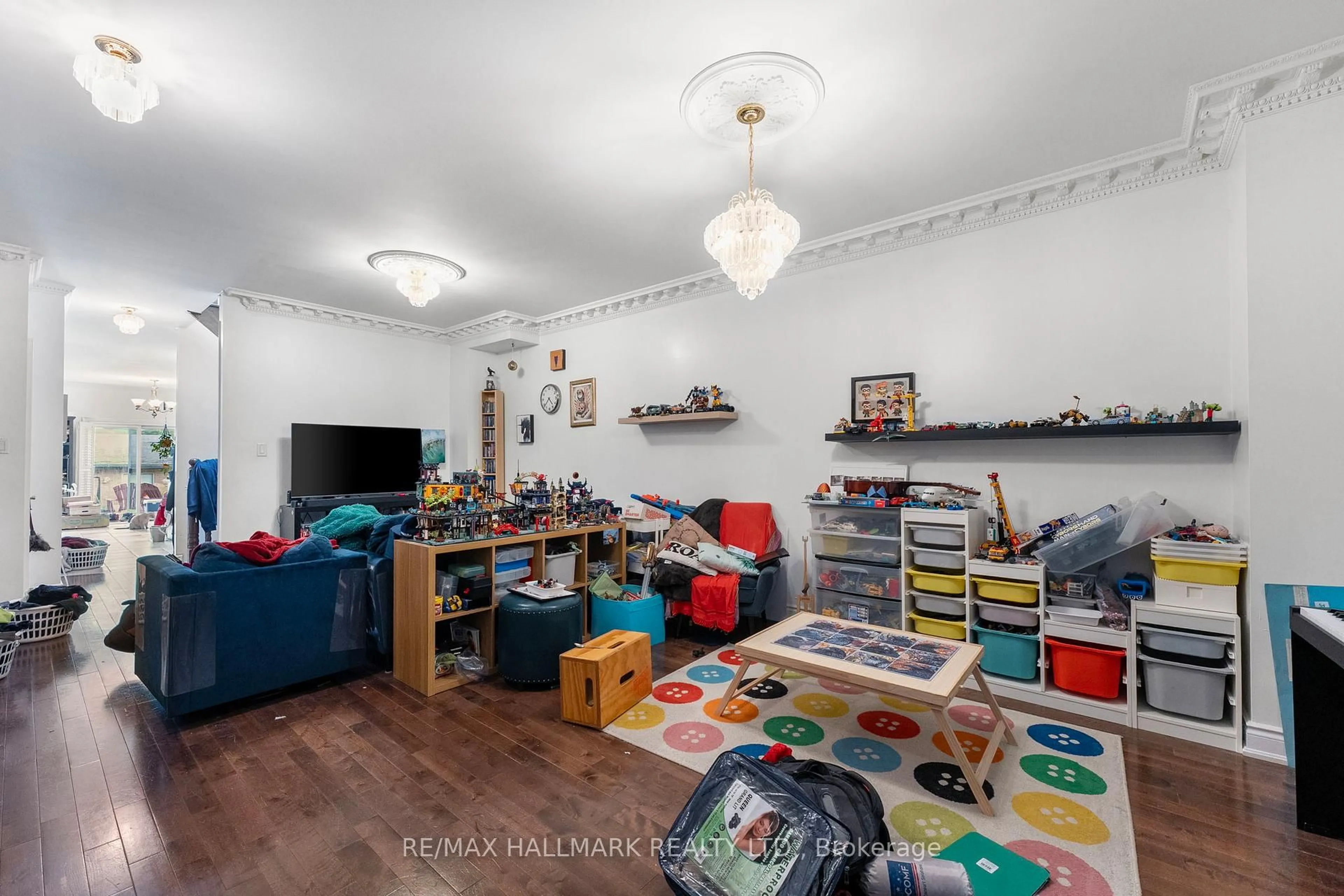 A pic of a room for 2031 Davenport Rd, Toronto Ontario M6N 1C5