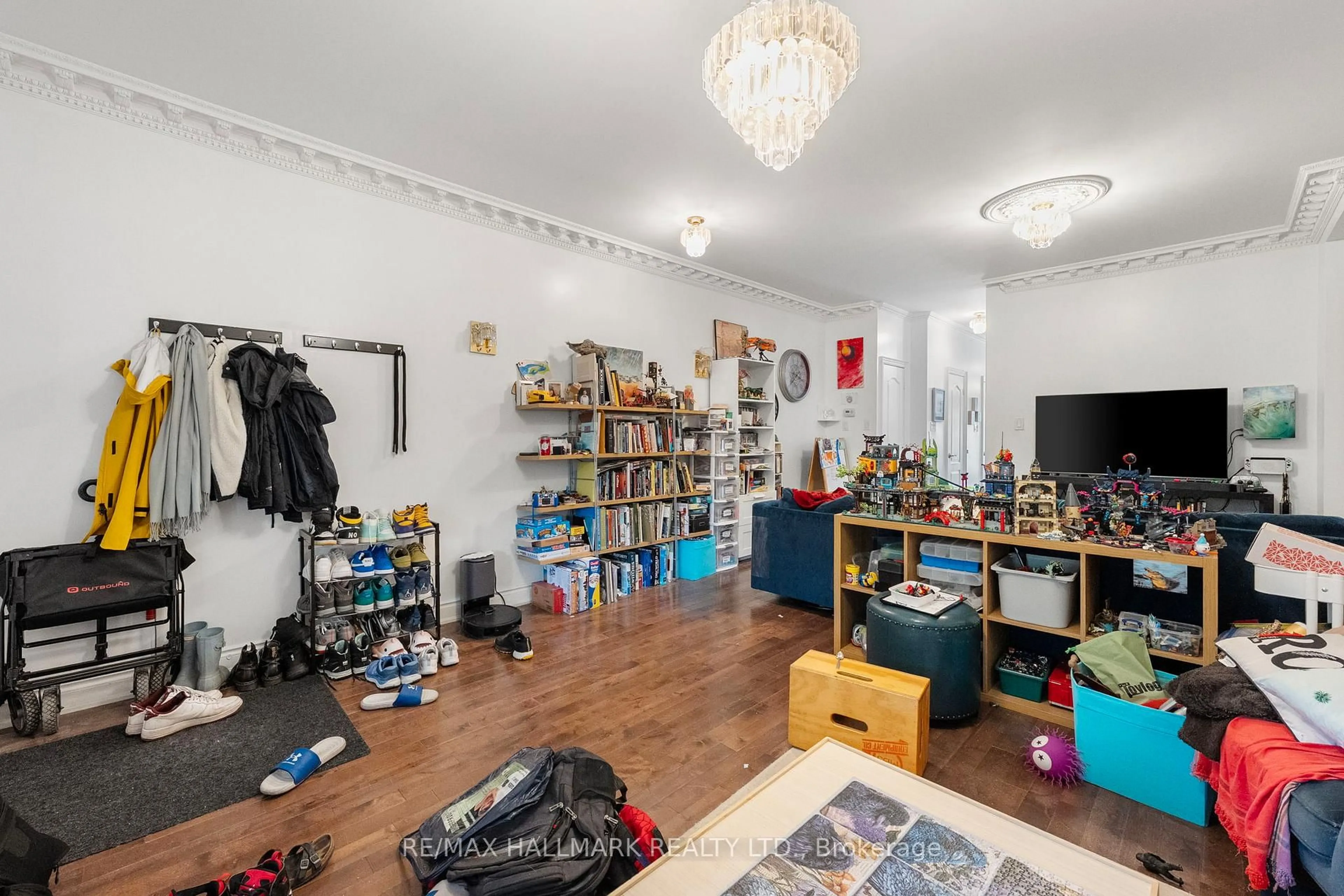 A pic of a room for 2031 Davenport Rd, Toronto Ontario M6N 1C5