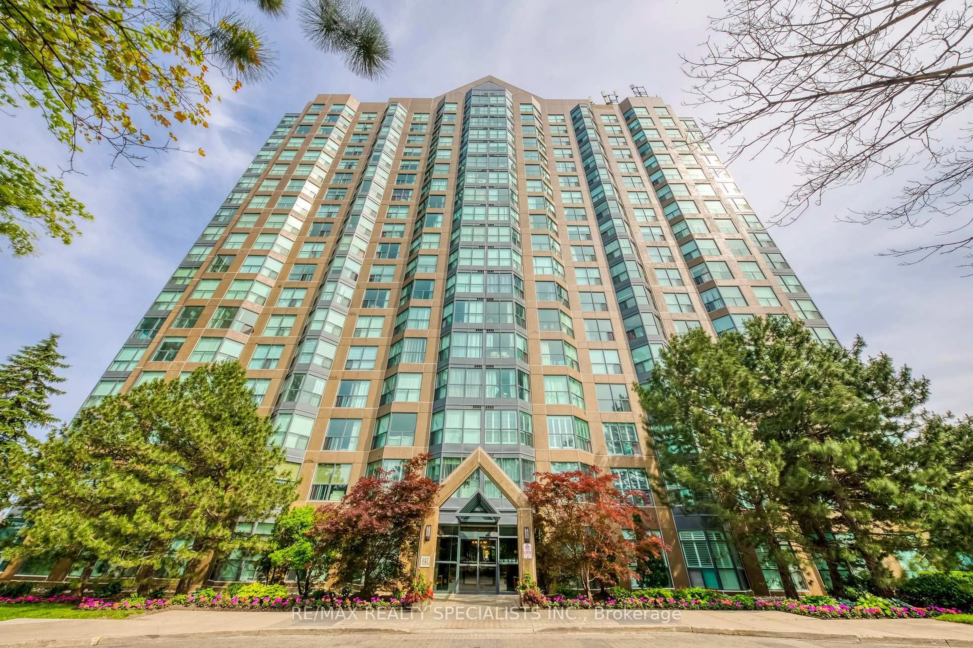 Indoor foyer for 2177 Burnhamthorpe Rd #1112, Mississauga Ontario L5L 5P9