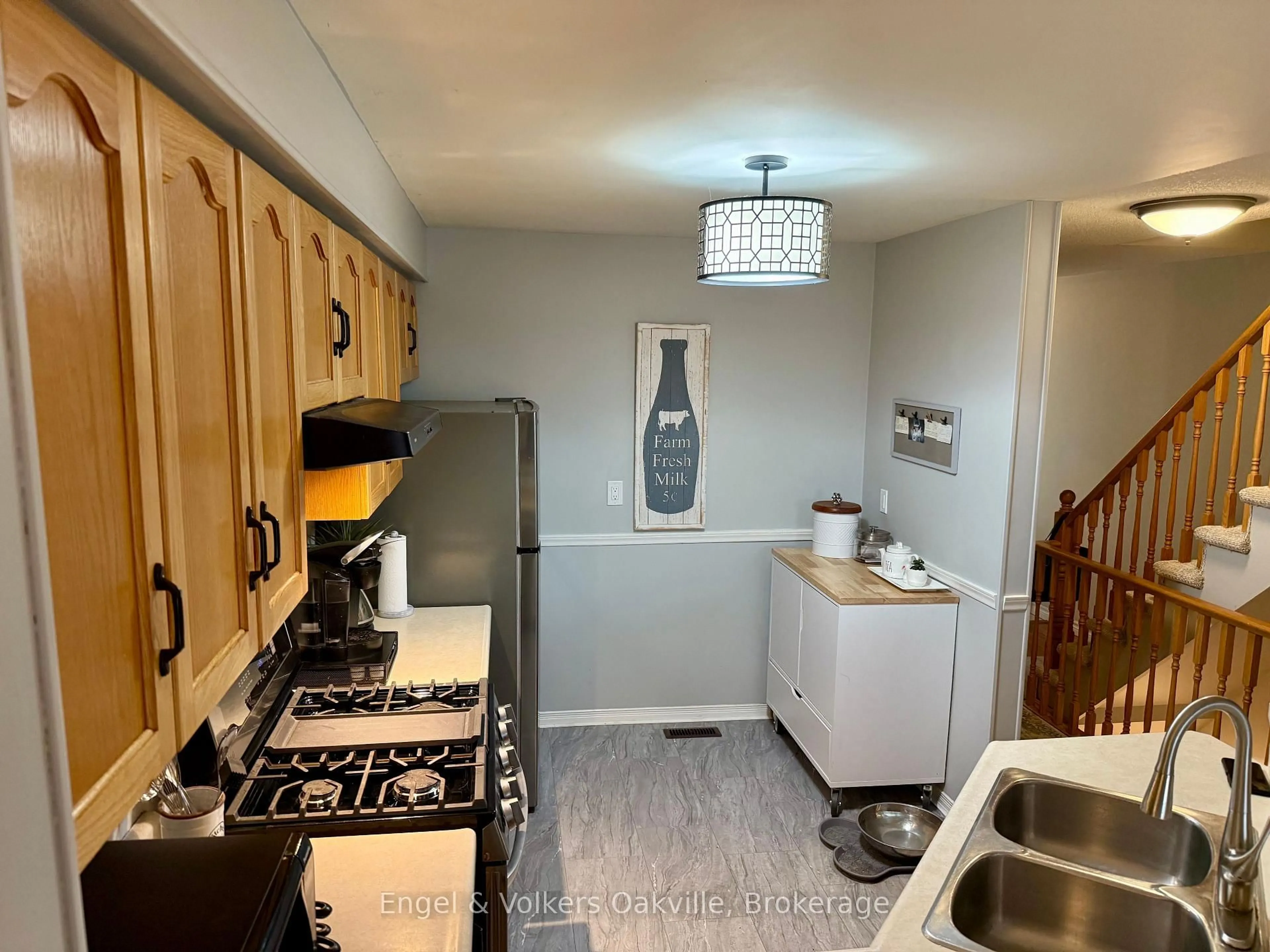 Standard kitchen, unknown for 2015 Cleaver Ave #15, Burlington Ontario L7M 4J7