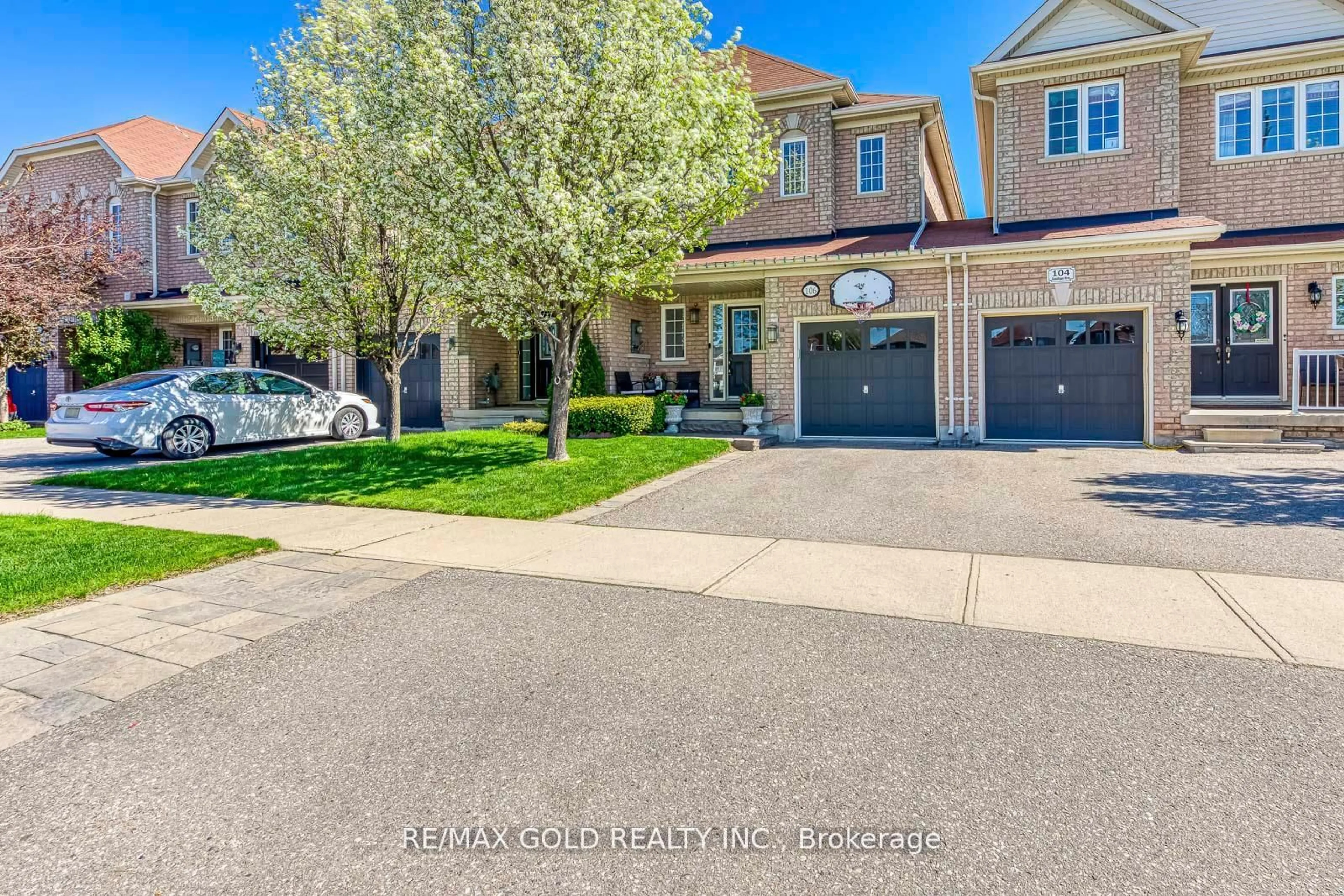 A pic from outside/outdoor area/front of a property/back of a property/a pic from drone, street for 106 Goldham Way, Halton Hills Ontario L7G 0C8