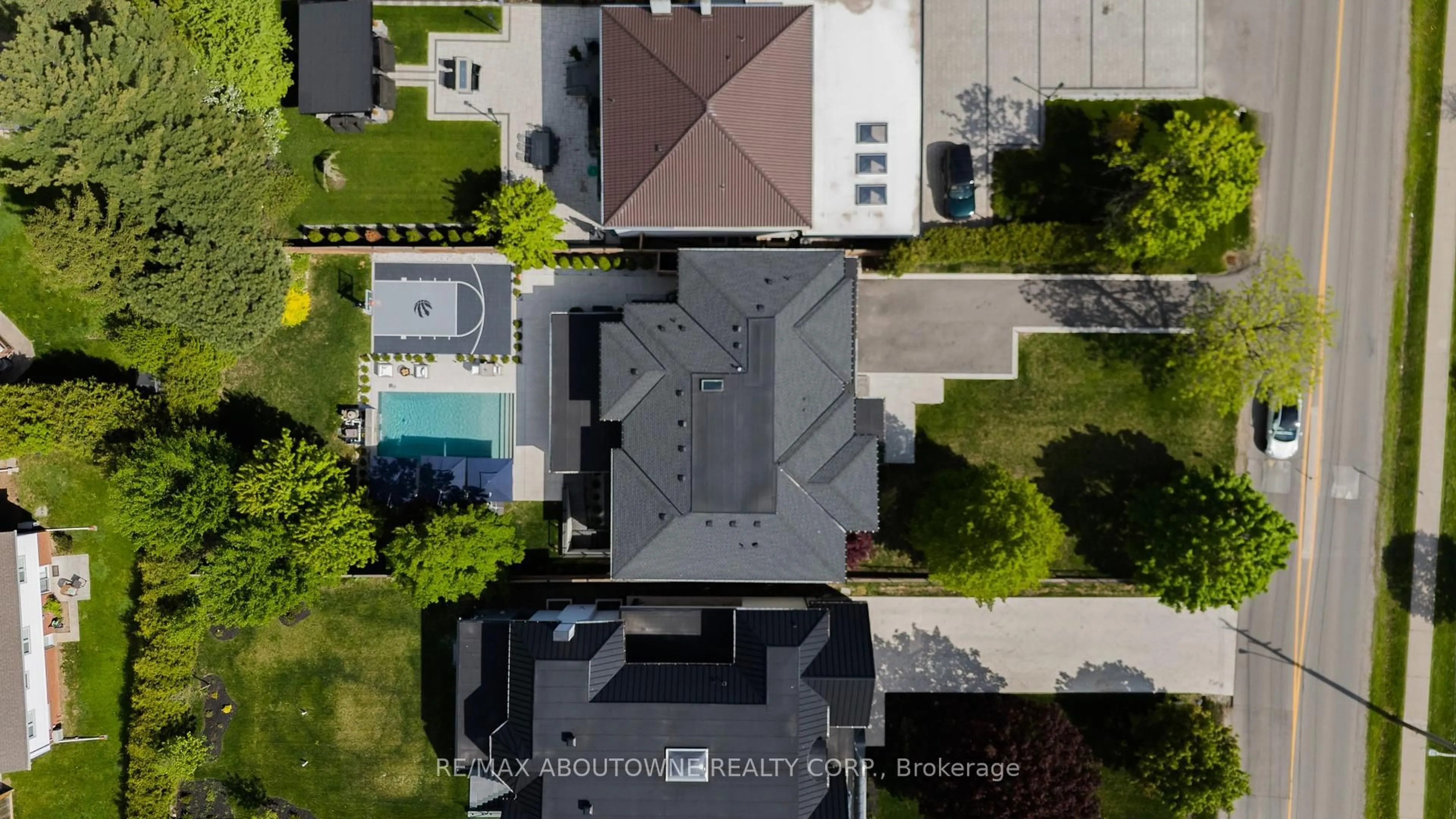 A pic from outside/outdoor area/front of a property/back of a property/a pic from drone, street for 215 Morden Rd, Oakville Ontario L6K 2S2