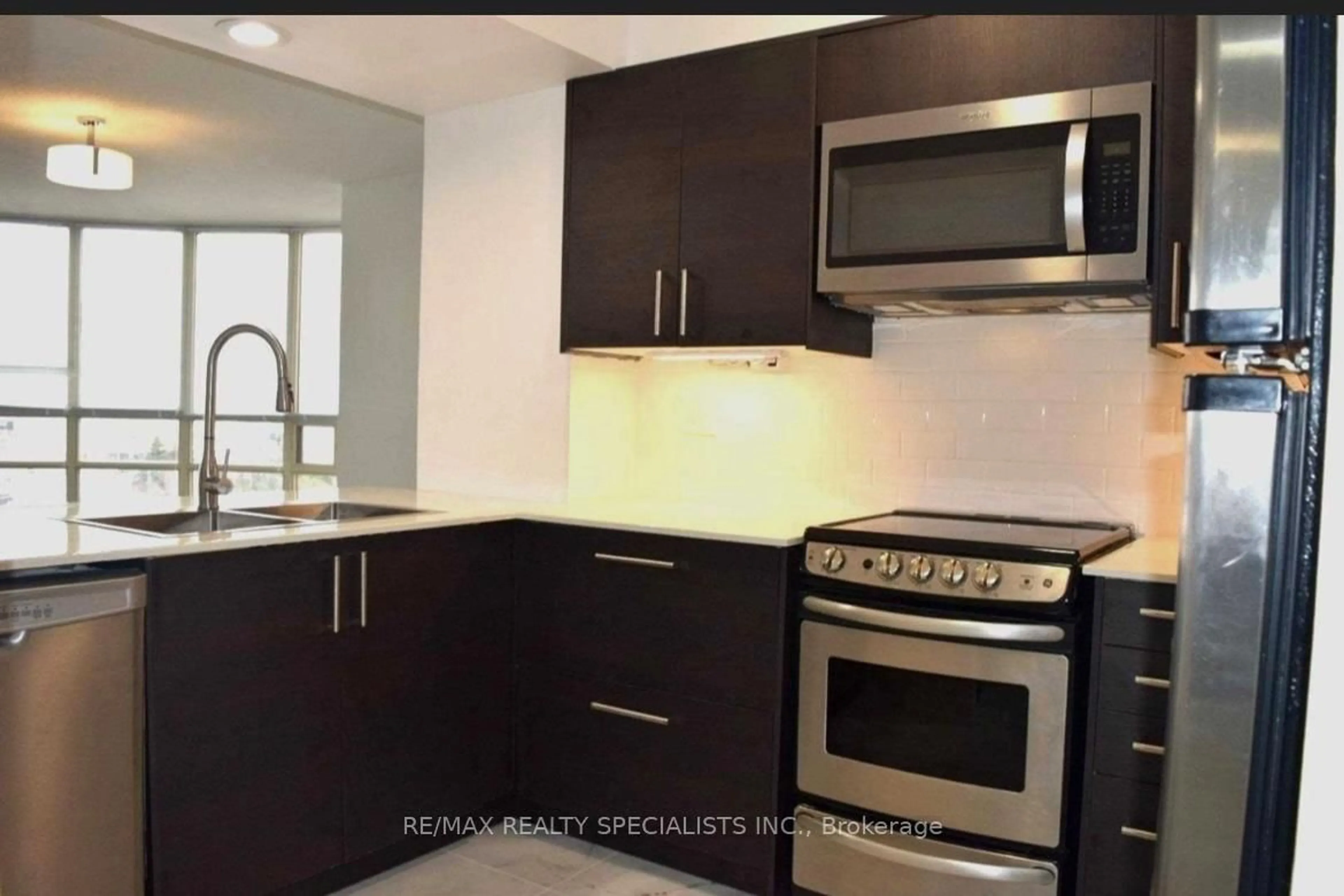 Standard kitchen, unknown for 50 Eglinton Ave #605, Mississauga Ontario L5R 3P4