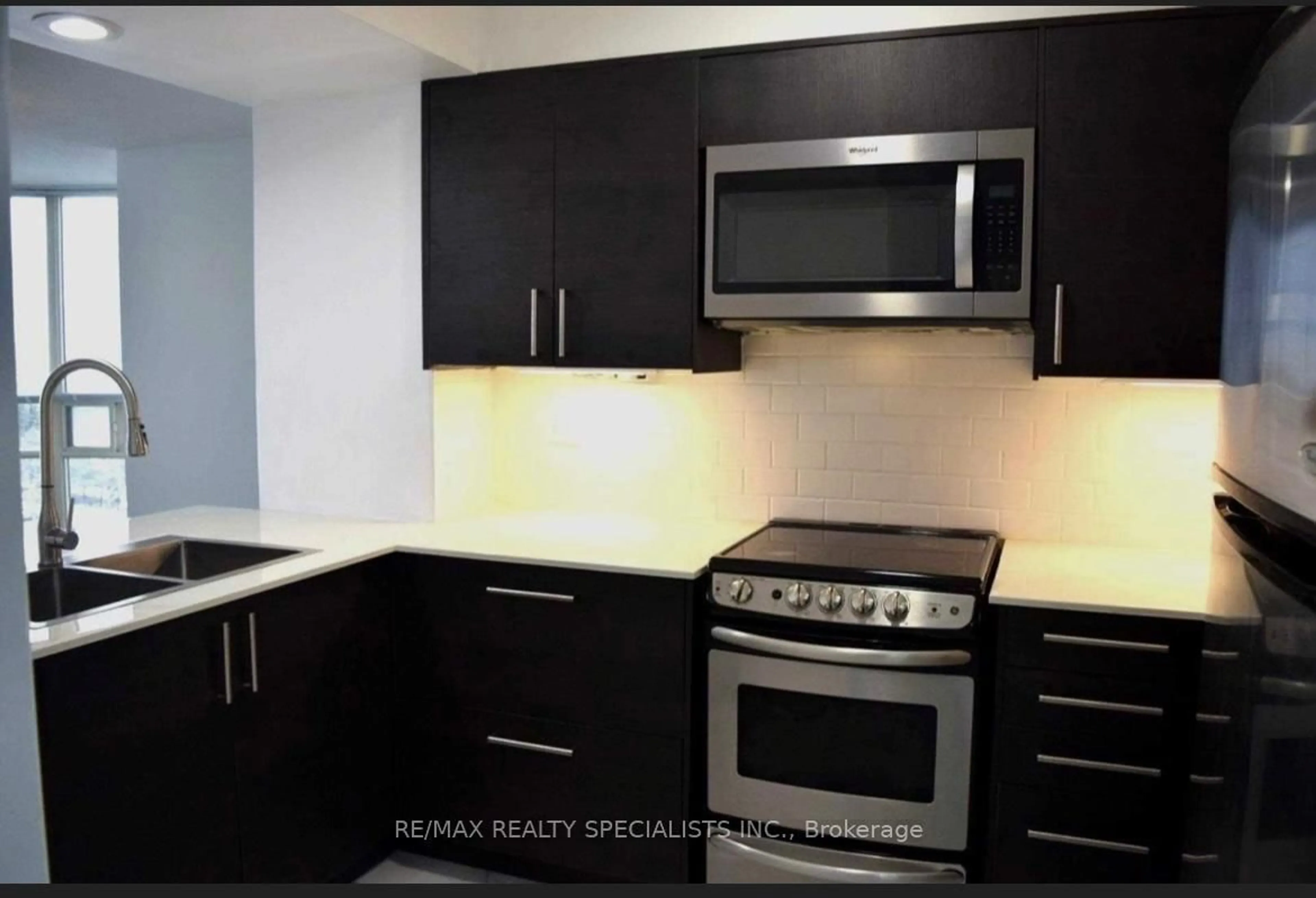 Standard kitchen, unknown for 50 Eglinton Ave #605, Mississauga Ontario L5R 3P4